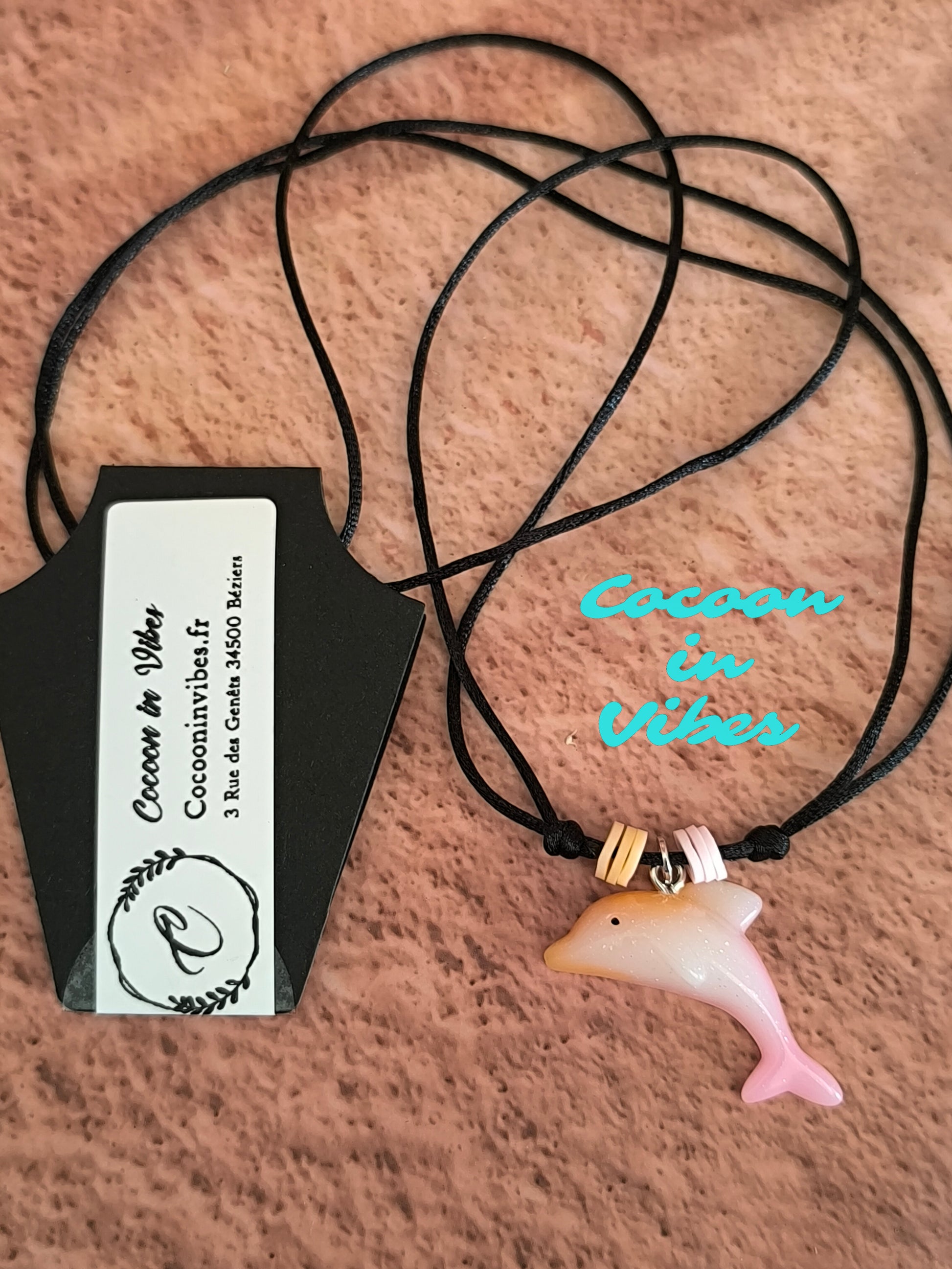 Collier Dauphin Dégradé aux couleurs acidulées – Création Artisanale Exclusive Cocoon in Vibes