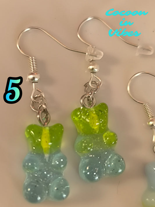 Boucles d’oreilles Nounours Gélifiés – N°5 Vert Clair → Bleu Ciel Translucide Pailleté (Création artisanale Cocoon In Vibes)