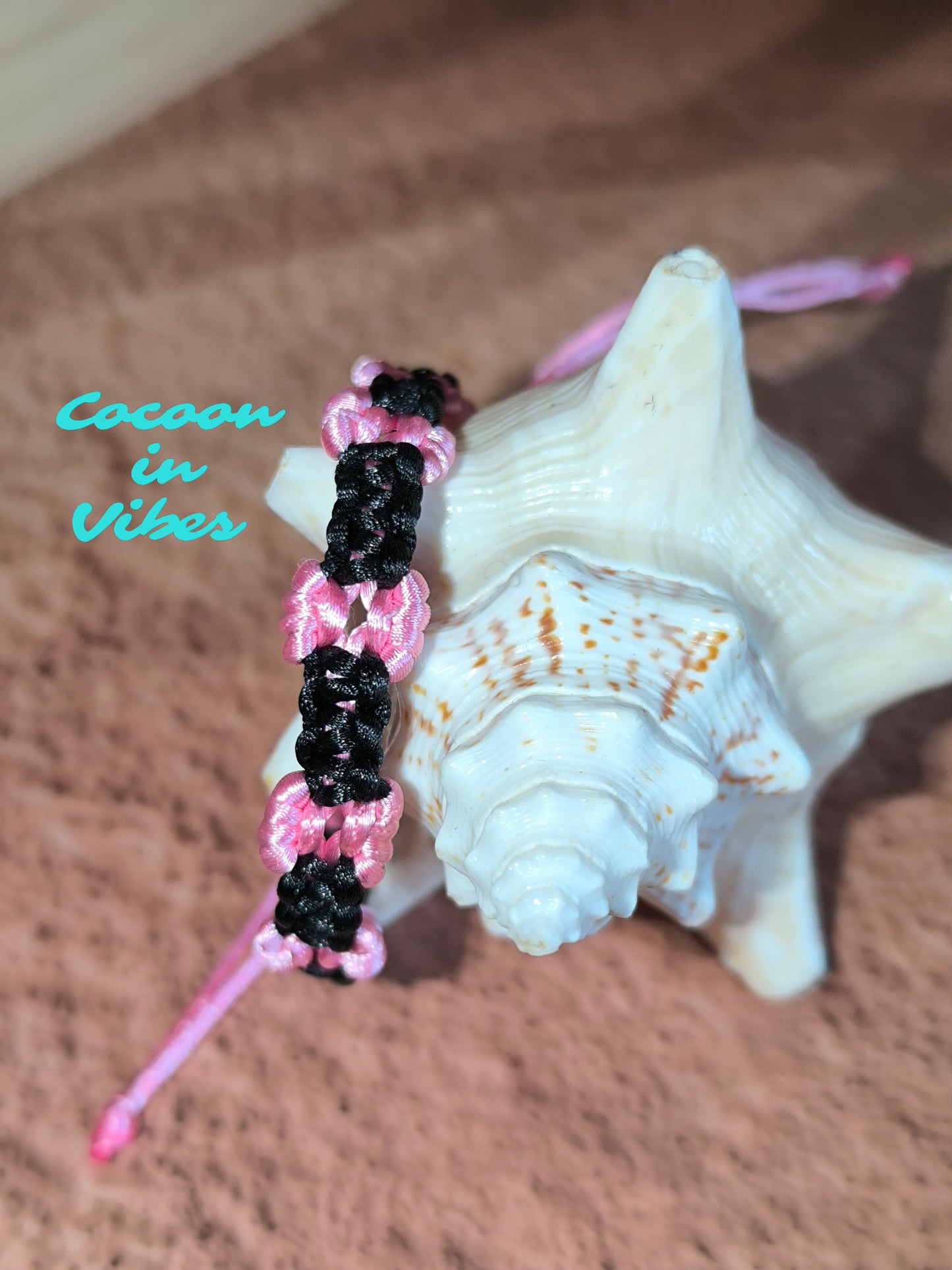 Bracelet artisanal en macramé “Nœud Couture” – Création faite main