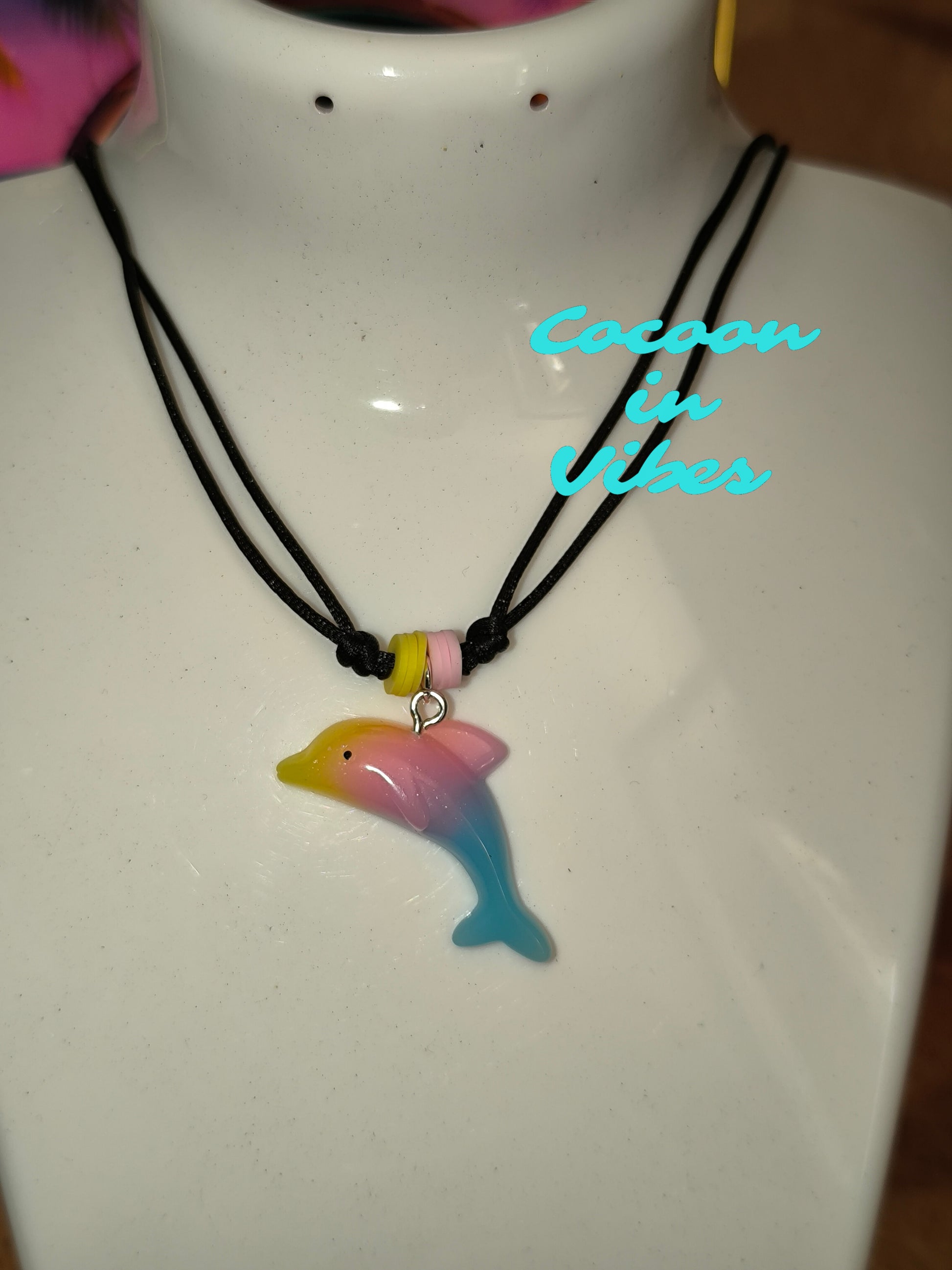 Collier Dauphin Dégradé aux couleurs acidulées – Création Artisanale Exclusive Cocoon in Vibes