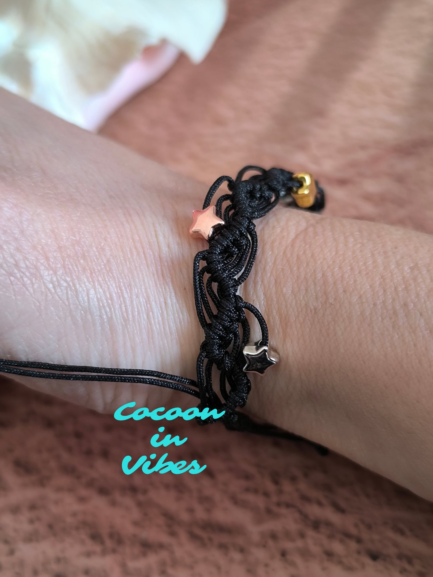 Bracelet Artisanal “Dentelle Fine Étoilée” en Macramé – Trois Or