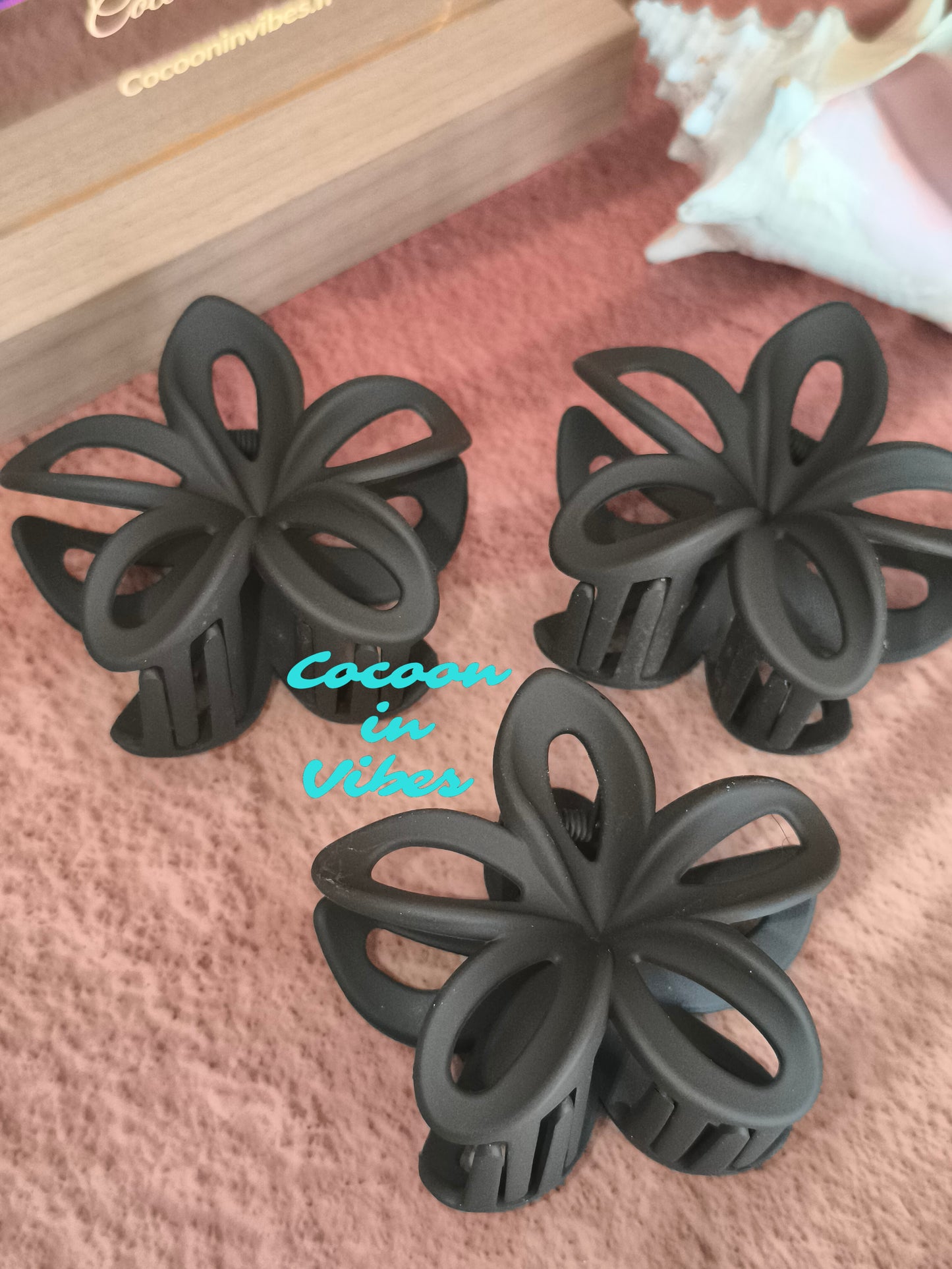 Grande pince à cheveux Monoï Ajouré – Coloris Chocolat (8 cm x 7 cm)