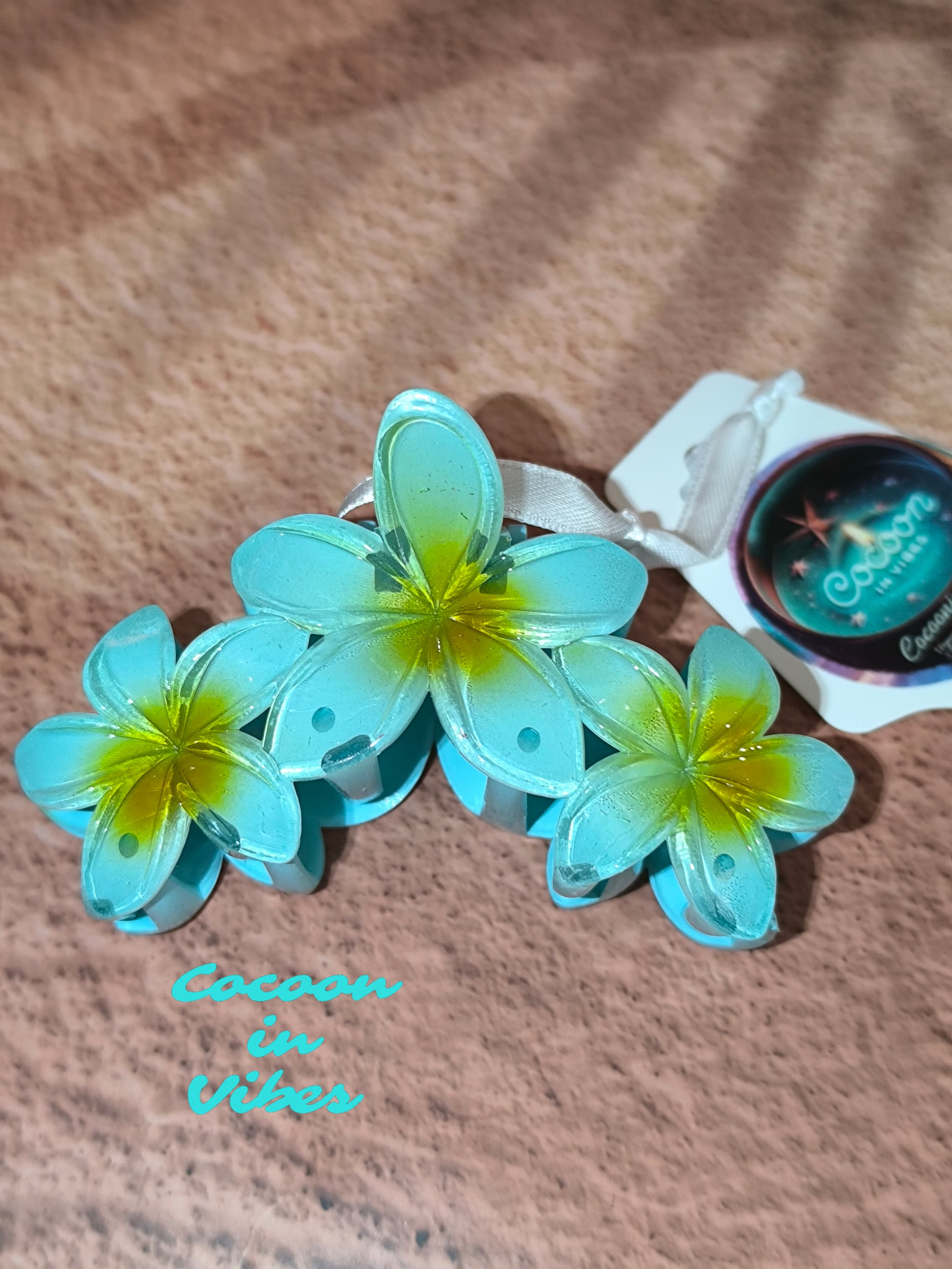 Grande Pince à Cheveux – 3 Fleurs de Monoï Turquoise au Cœur Jaune-Vert