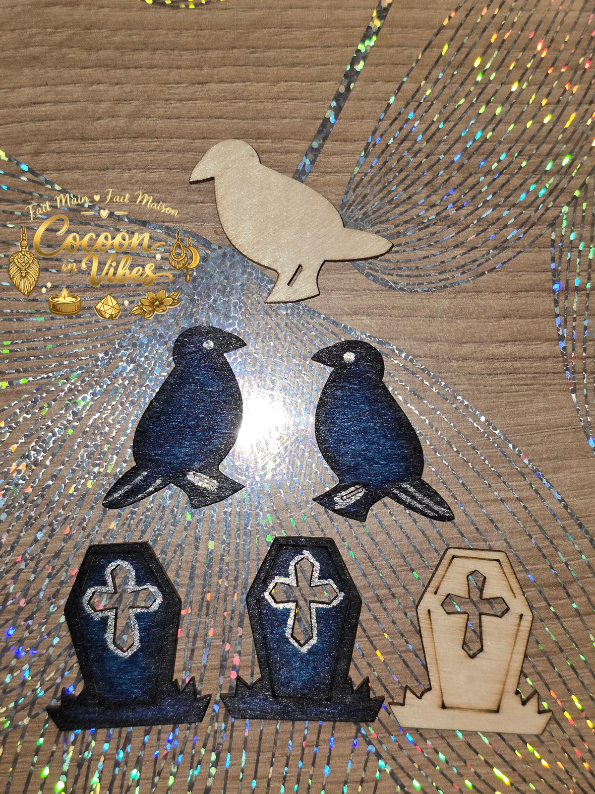 Boucles d'oreilles Artisanales en Bois « Mix Duo Corbeau & Cercueil Gothique » - Collection Éphémère Halloween