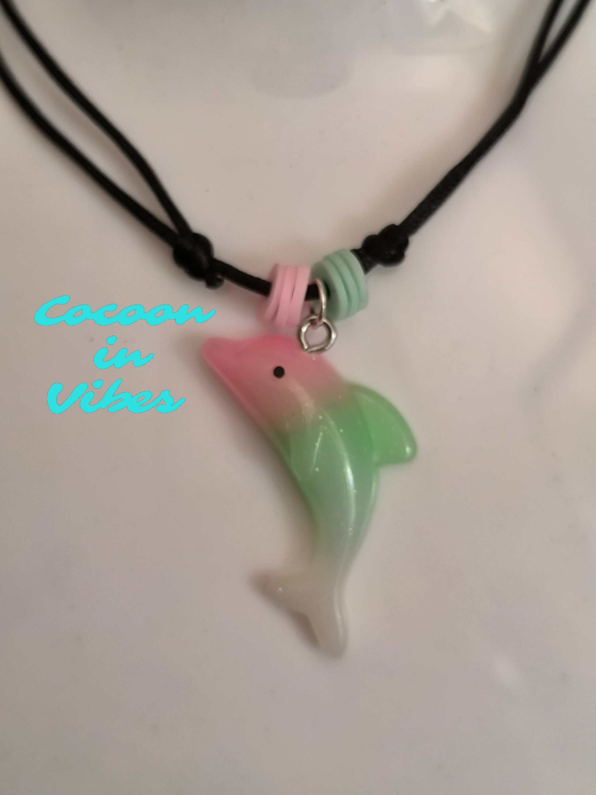 Collier Dauphin Dégradé aux couleurs acidulées – Création Artisanale Exclusive Cocoon in Vibes