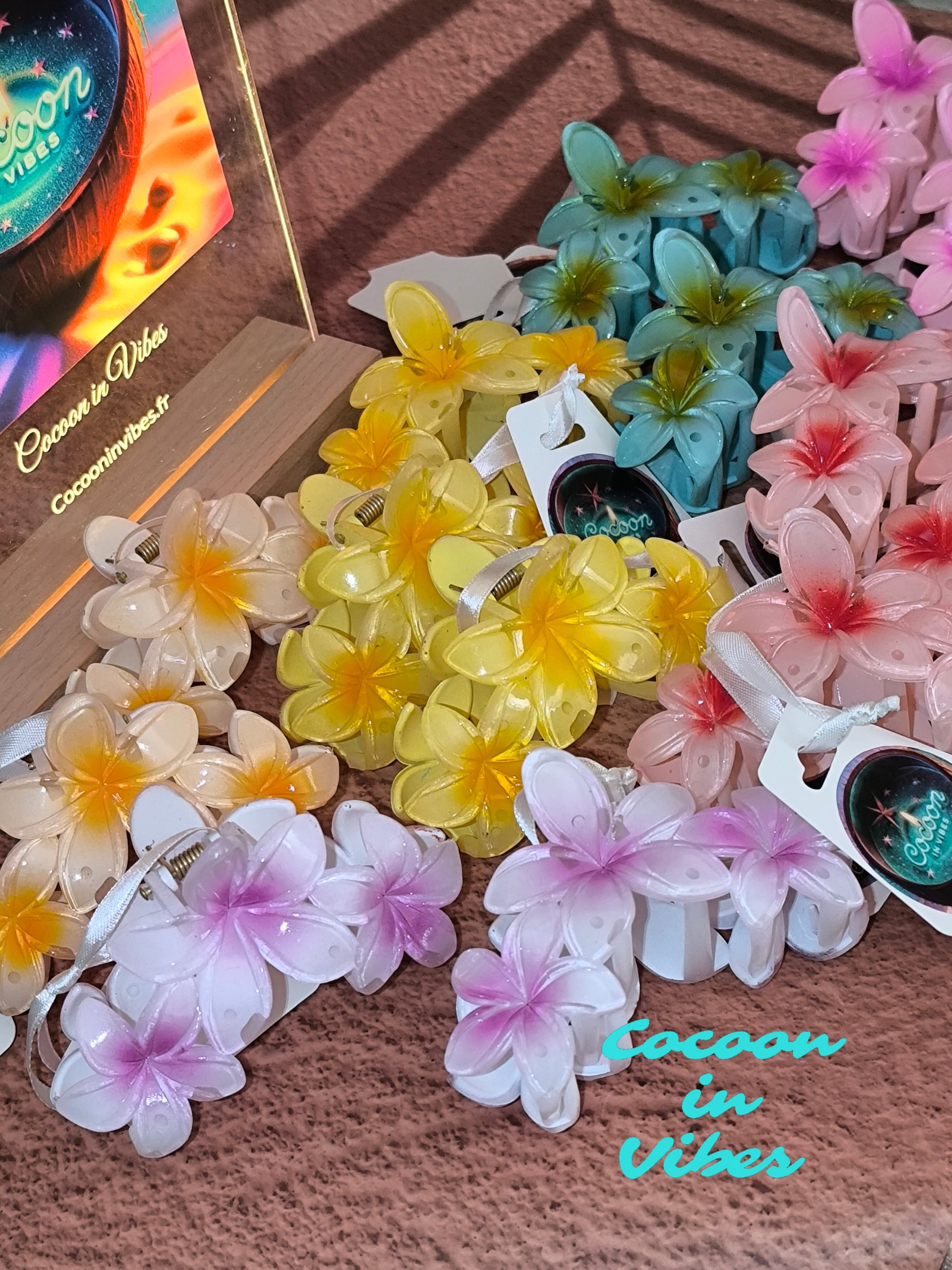 Grande Pince à Cheveux – 3 Fleurs de Monoï Parme au Cœur Violet