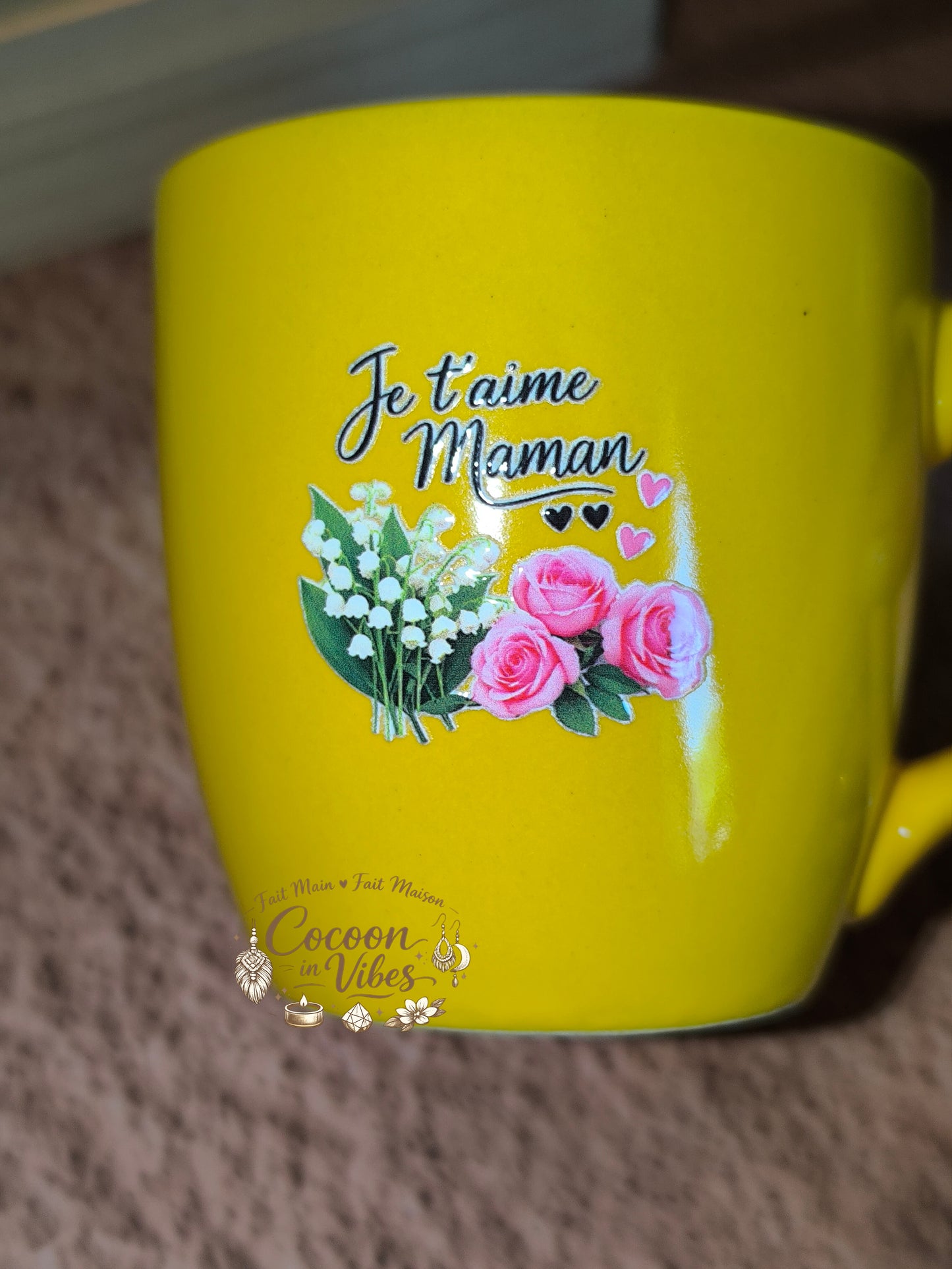 Tasse "Fête des Mères" Jaune Solaire – JE T'AIME MAMAN – Pièce unique, création artisanale Cocoon in Vibes