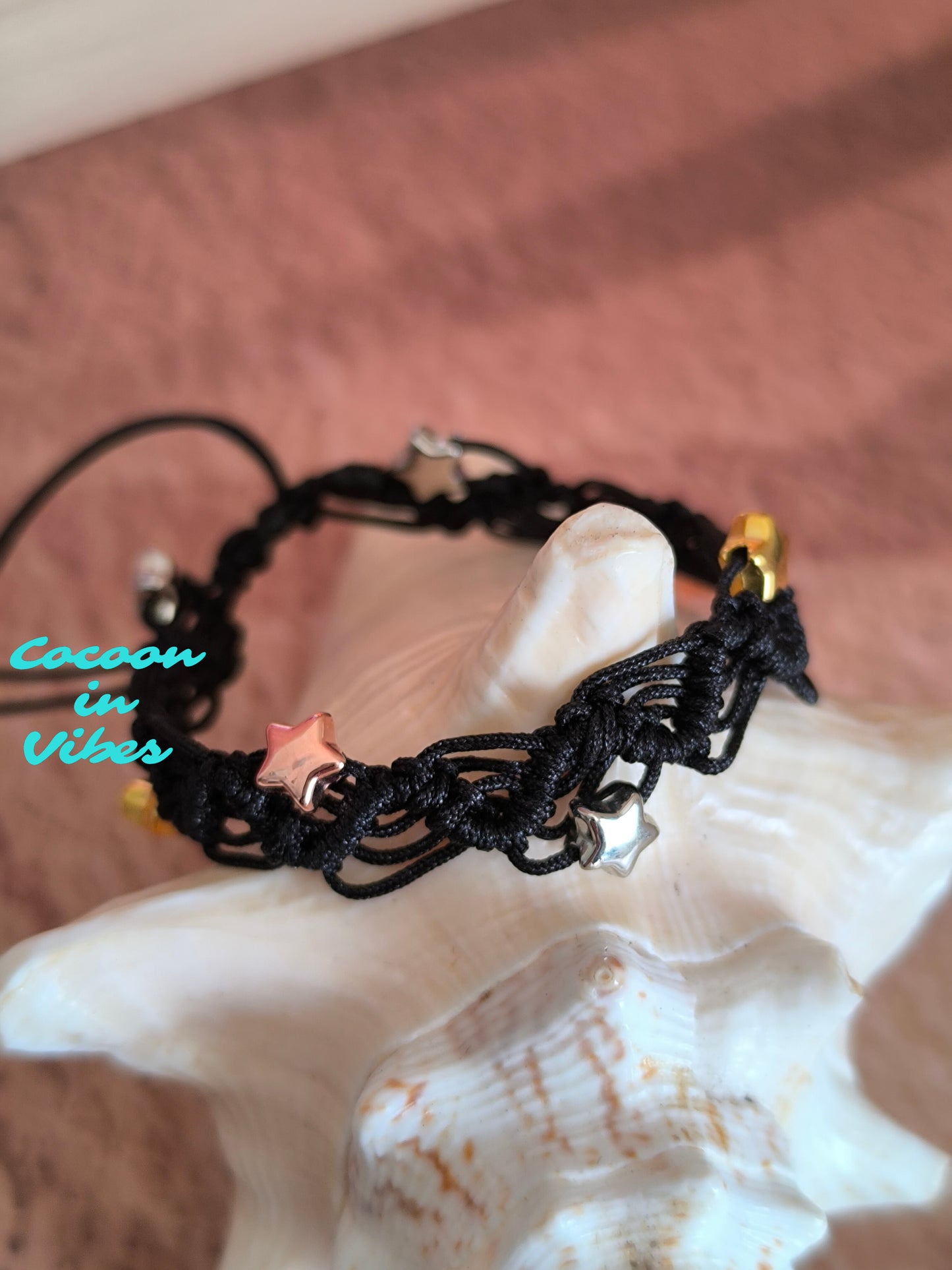 Bracelet Artisanal “Dentelle Fine Étoilée” en Macramé – Trois Or