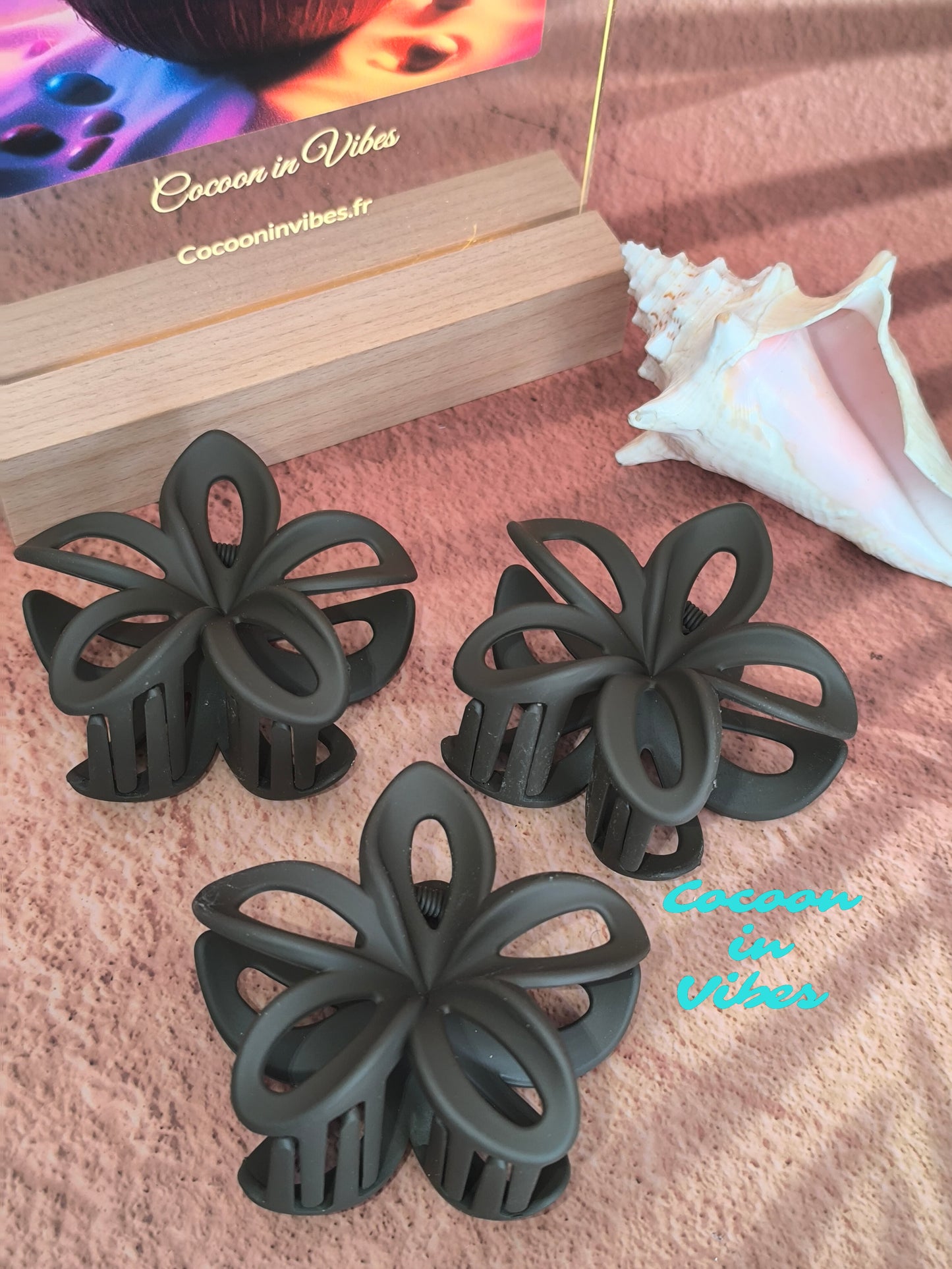 Grande pince à cheveux Monoï Ajouré – Coloris Chocolat (8 cm x 7 cm)