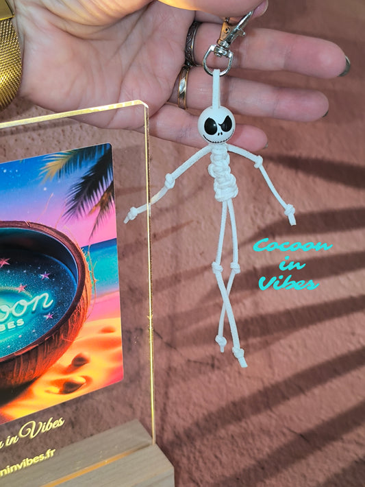 Bijou de sac / porte clé artisanal en Macramé - Un squelette qui vous suit partout…