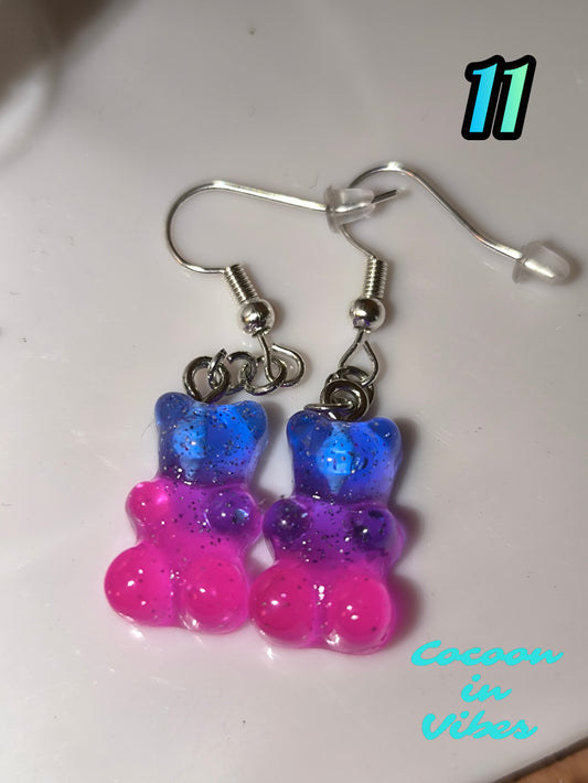 Boucles d’oreilles Nounours Gélifiés – N°11 Bleu Profond → Fuchsia Translucide Pailletée (Création artisanale Cocoon In Vibes)