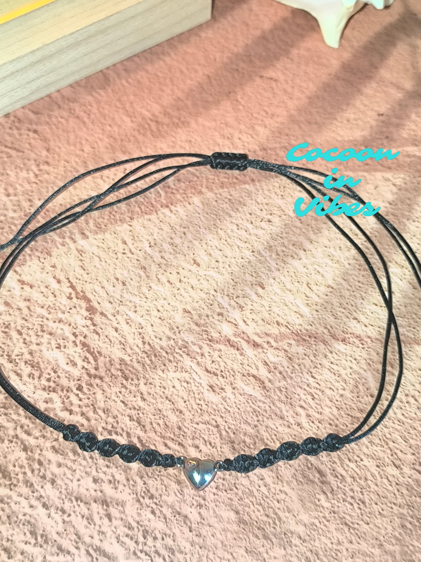 Ras-de-cou artisanal Désir Noir Satiné – Macramé torsadé & fermoir pendentif cœur aimanté