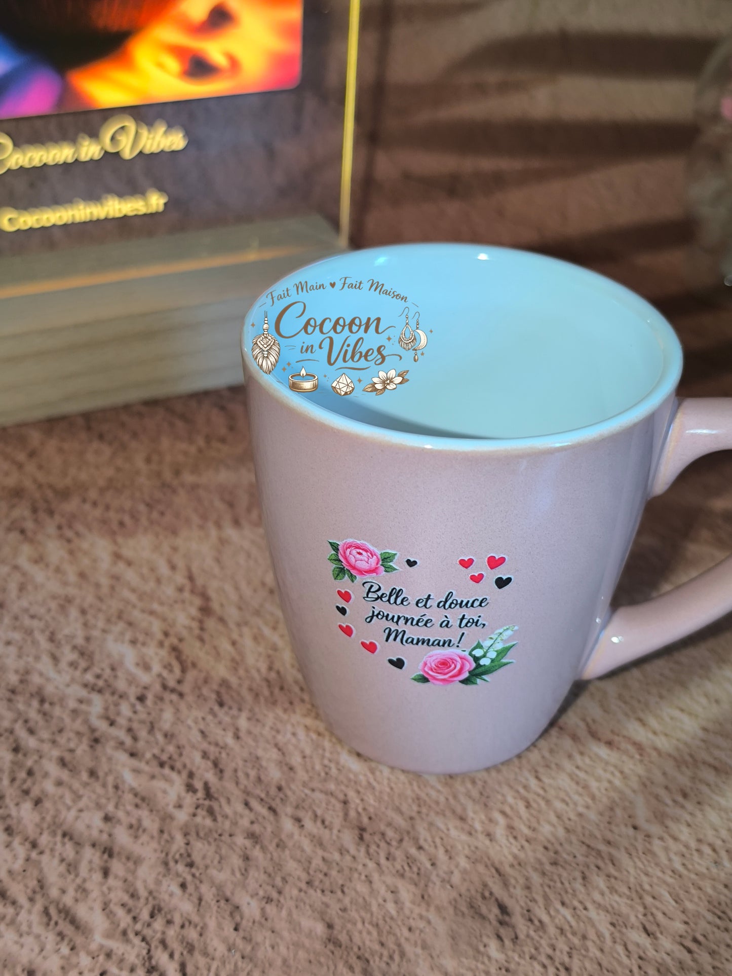 Tasse "Fête des Mères" Rose – BELLE ET DOUCE JOURNÉE À TOI, MAMAN ! – Pièce unique, création artisanale Cocoon in Vibes