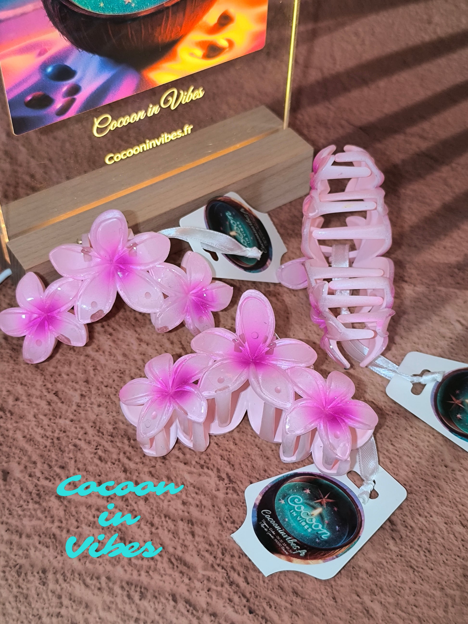 Grande Pince à Cheveux – 3 Fleurs de Monoï Rose au Cœur Fuchsia