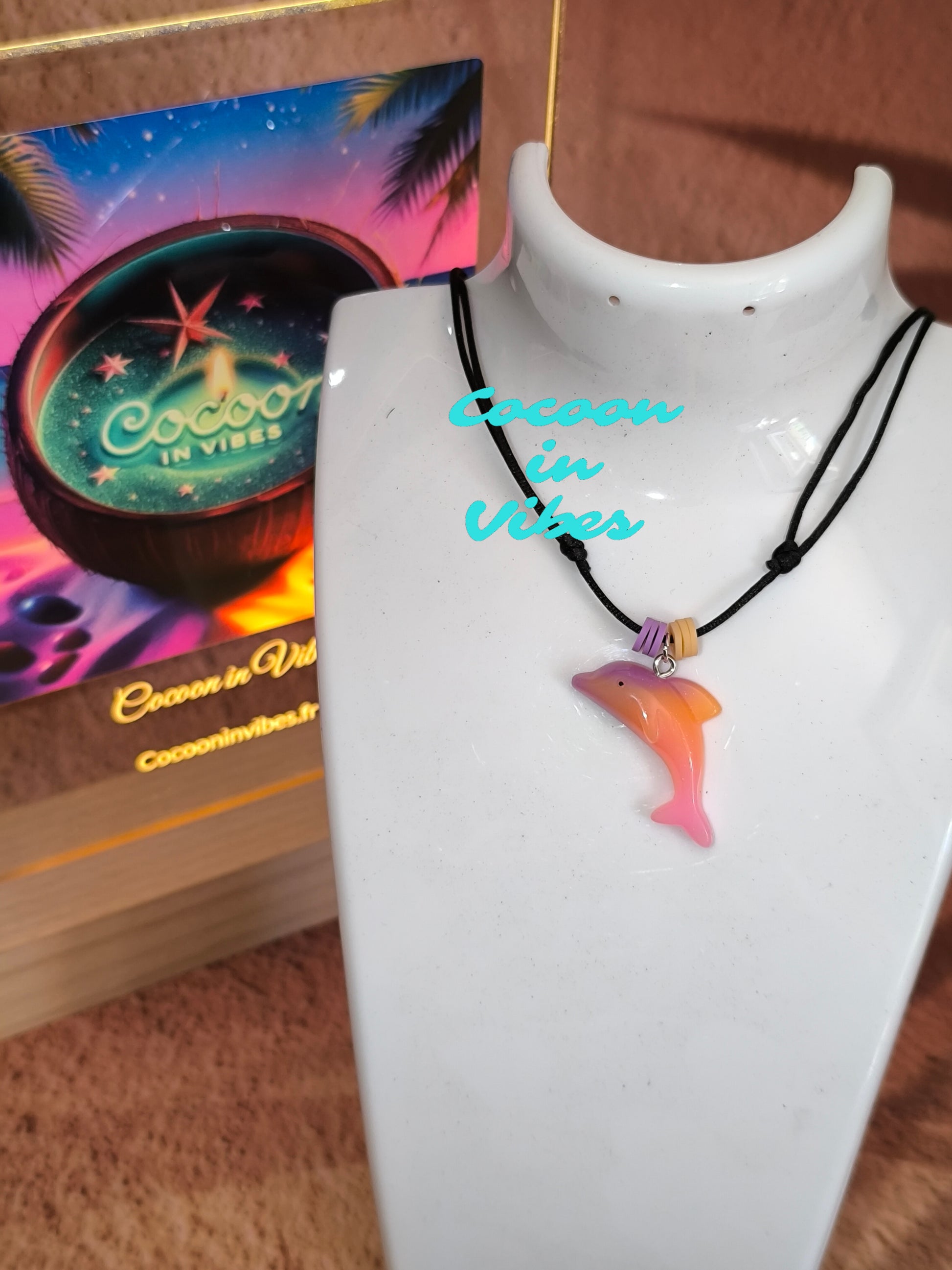 Collier Dauphin Dégradé aux couleurs acidulées – Création Artisanale Exclusive Cocoon in Vibes