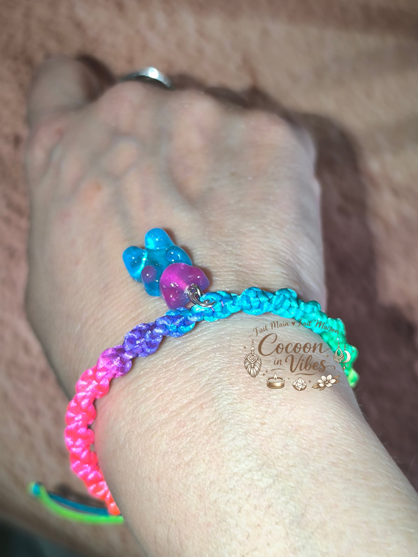 Bracelet Arc-en-Ciel Torsadé & Nounours Pailleté – Création Artisanale en Macramé