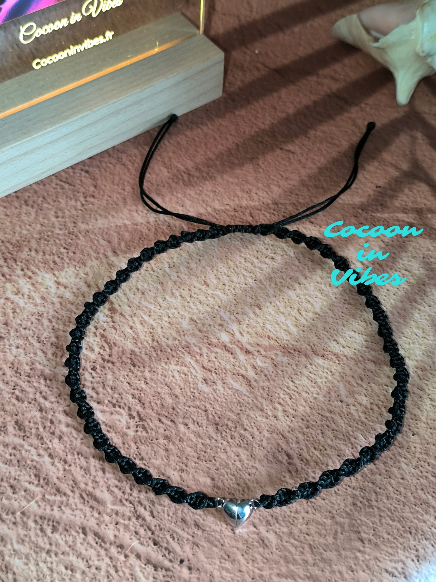Ras-de-cou artisanal Désir Noir Satiné – Macramé torsadé & fermoir pendentif cœur aimanté