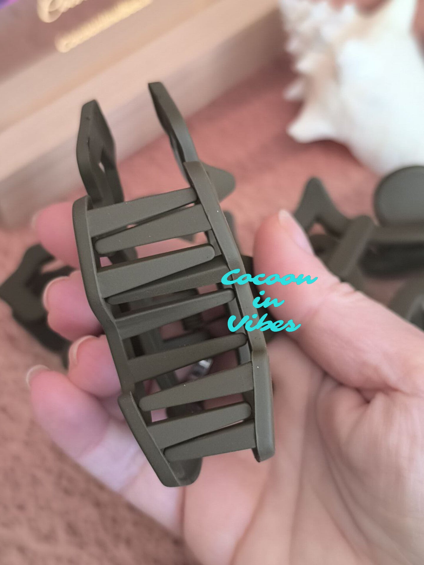 Grande pince cheveux Canaille – Motif chien ajouré – Cappuccino (8,5 cm x 6 cm)