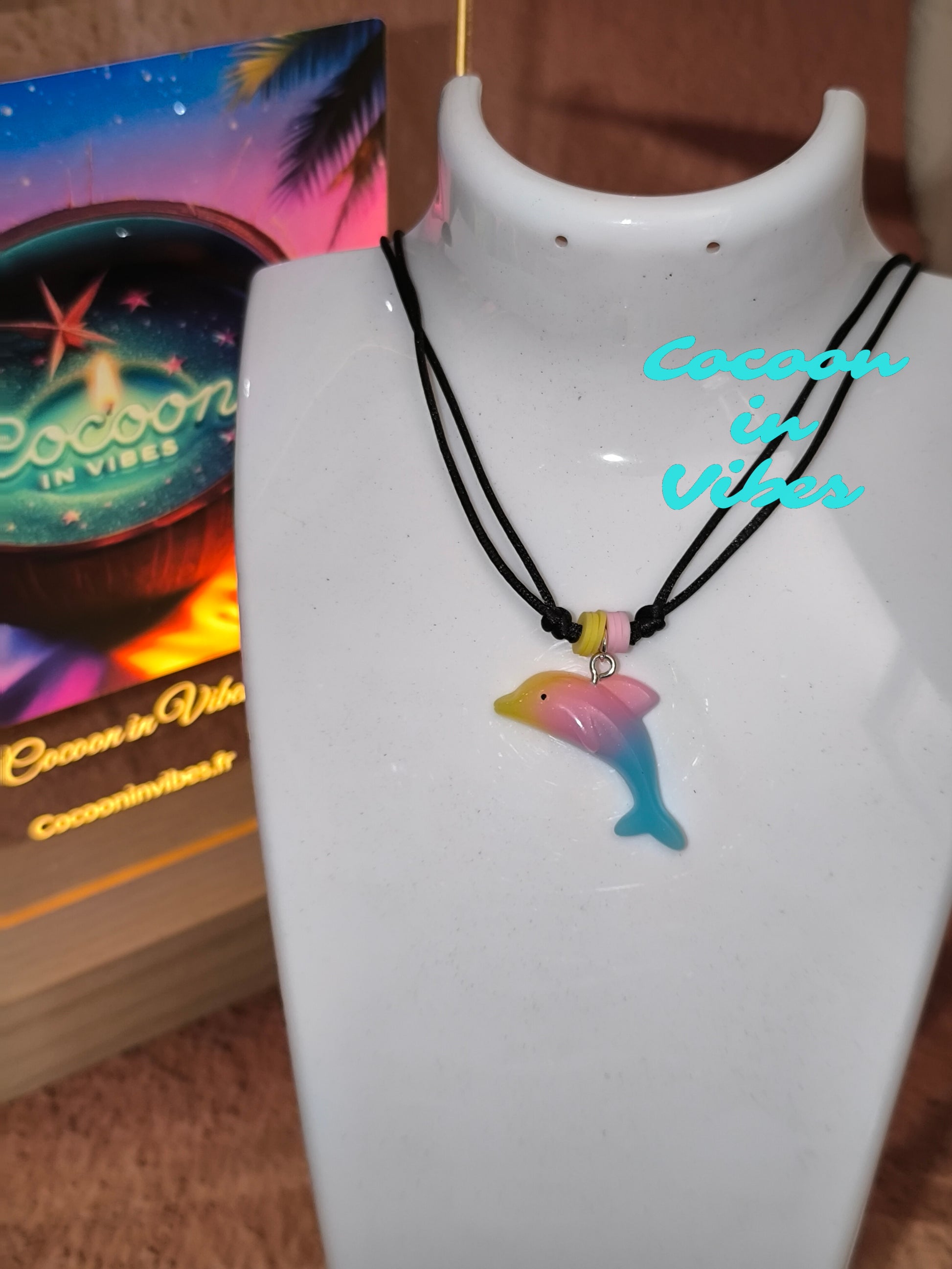Collier Dauphin Dégradé aux couleurs acidulées – Création Artisanale Exclusive Cocoon in Vibes