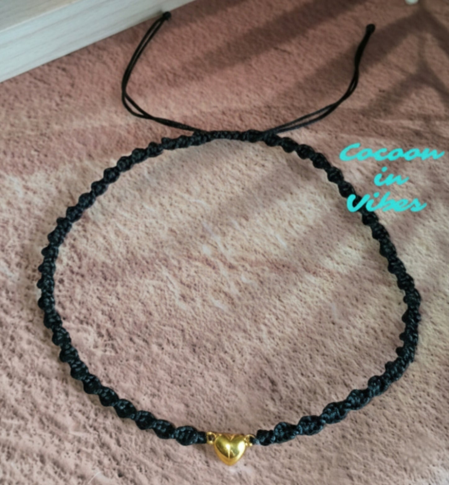 Ras-de-cou artisanal Désir Noir Satiné – Macramé torsadé & fermoir pendentif cœur aimanté