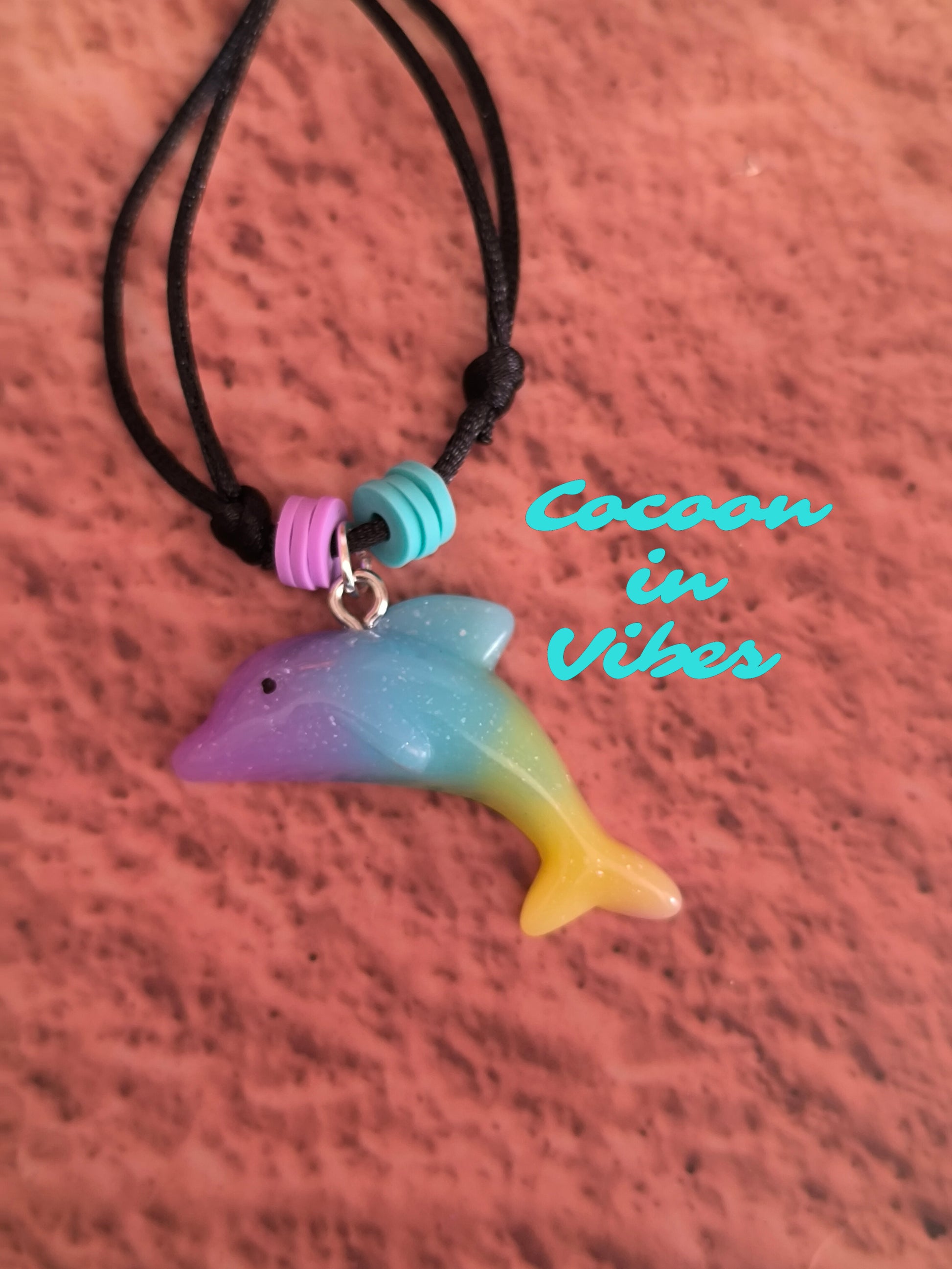 Collier Dauphin Dégradé aux couleurs acidulées – Création Artisanale Exclusive Cocoon in Vibes