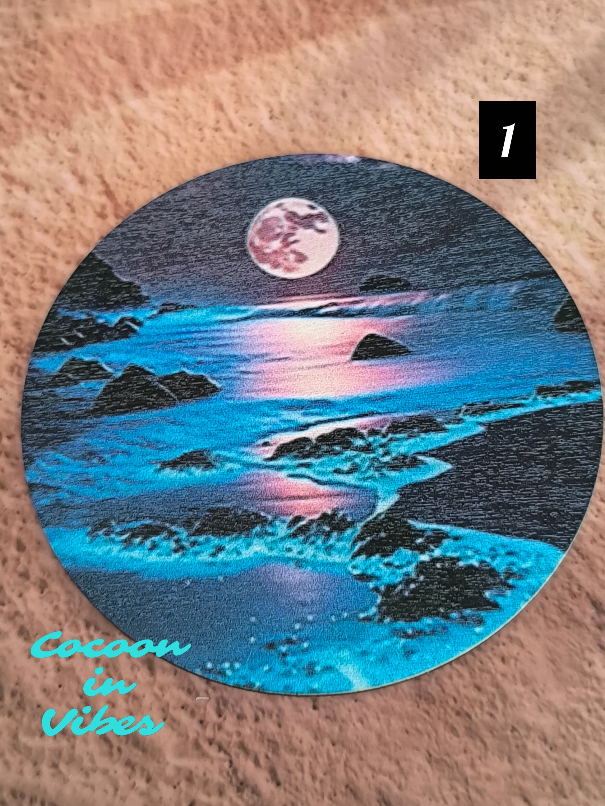 Dessous de tasse "Pleine Lune sur la Mer" – Quand la nuit se pare d’or et d’argent…