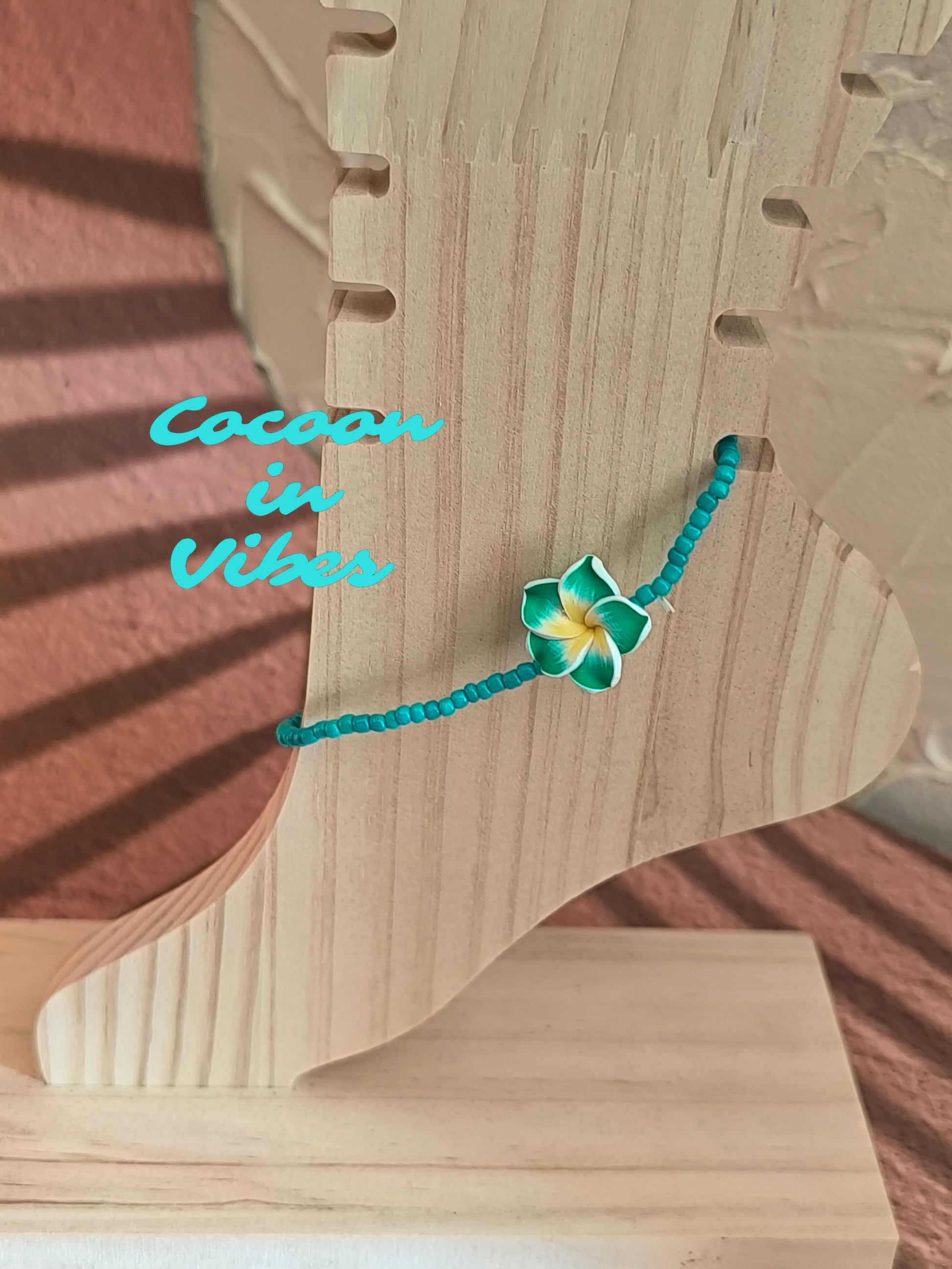 Bracelets de cheville en perles de rocaille & fleur de Monoï – L’invitation au voyage