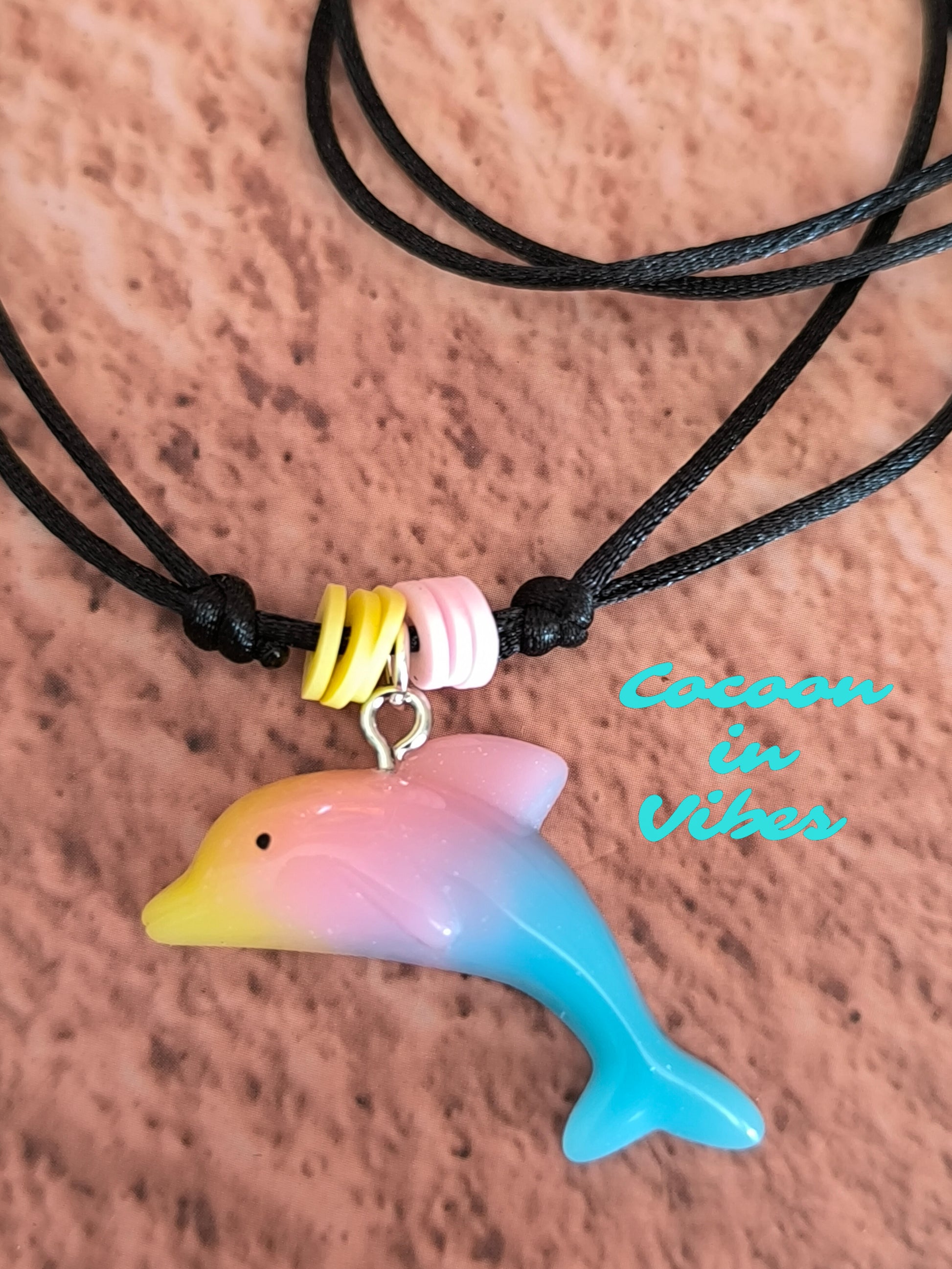 Collier Dauphin Dégradé aux couleurs acidulées – Création Artisanale Exclusive Cocoon in Vibes