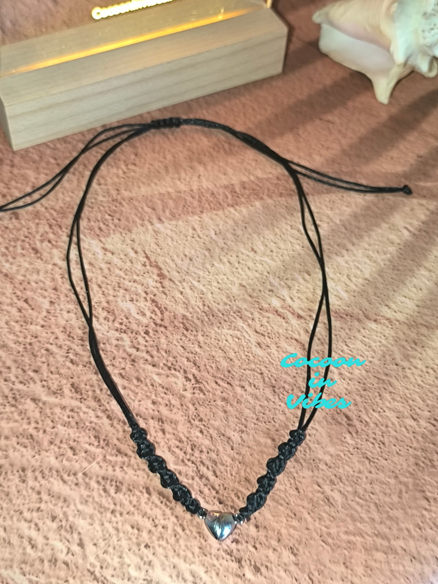Ras-de-cou artisanal Désir Noir Satiné – Macramé torsadé & fermoir pendentif cœur aimanté