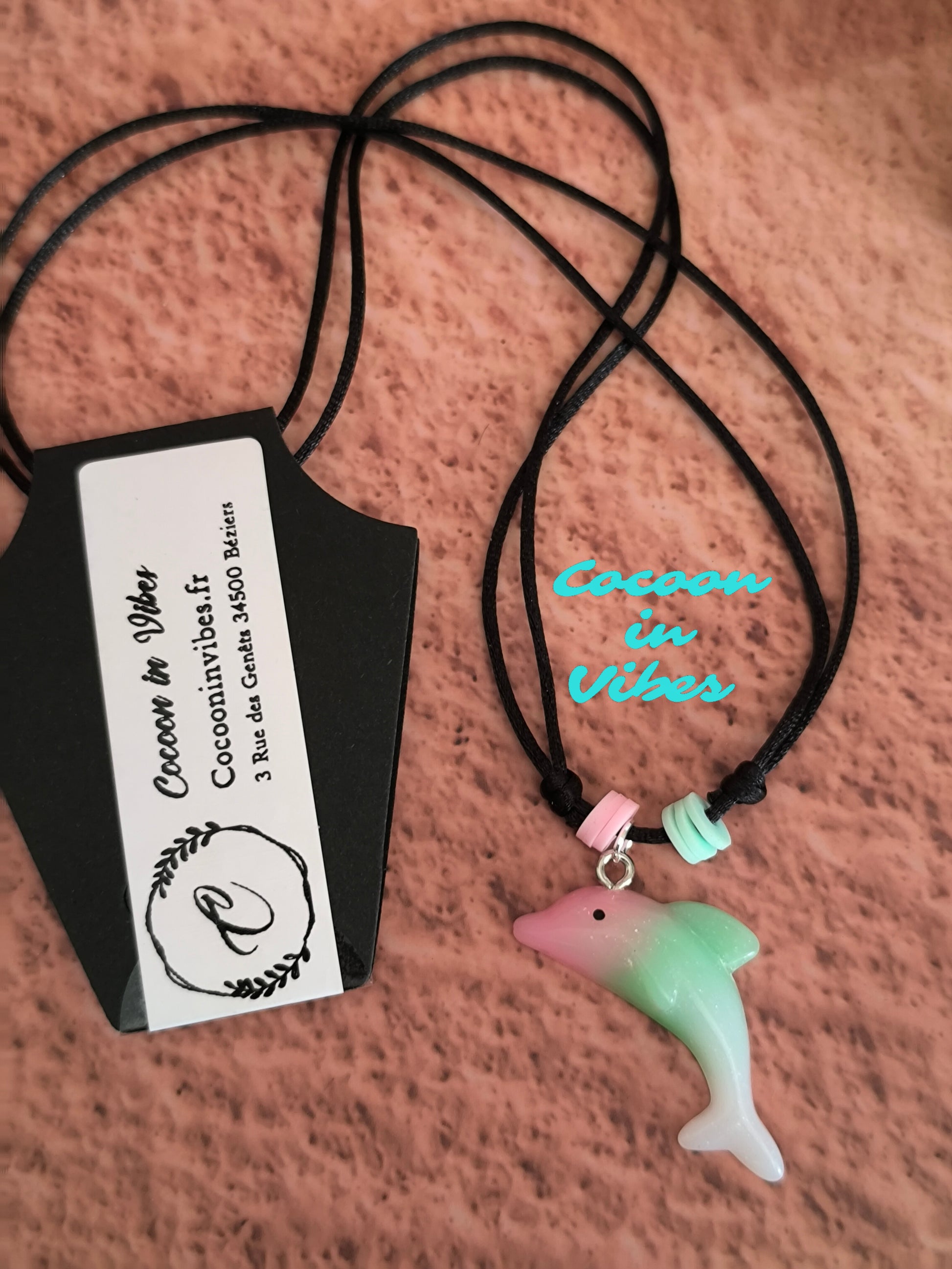 Collier Dauphin Dégradé aux couleurs acidulées – Création Artisanale Exclusive Cocoon in Vibes