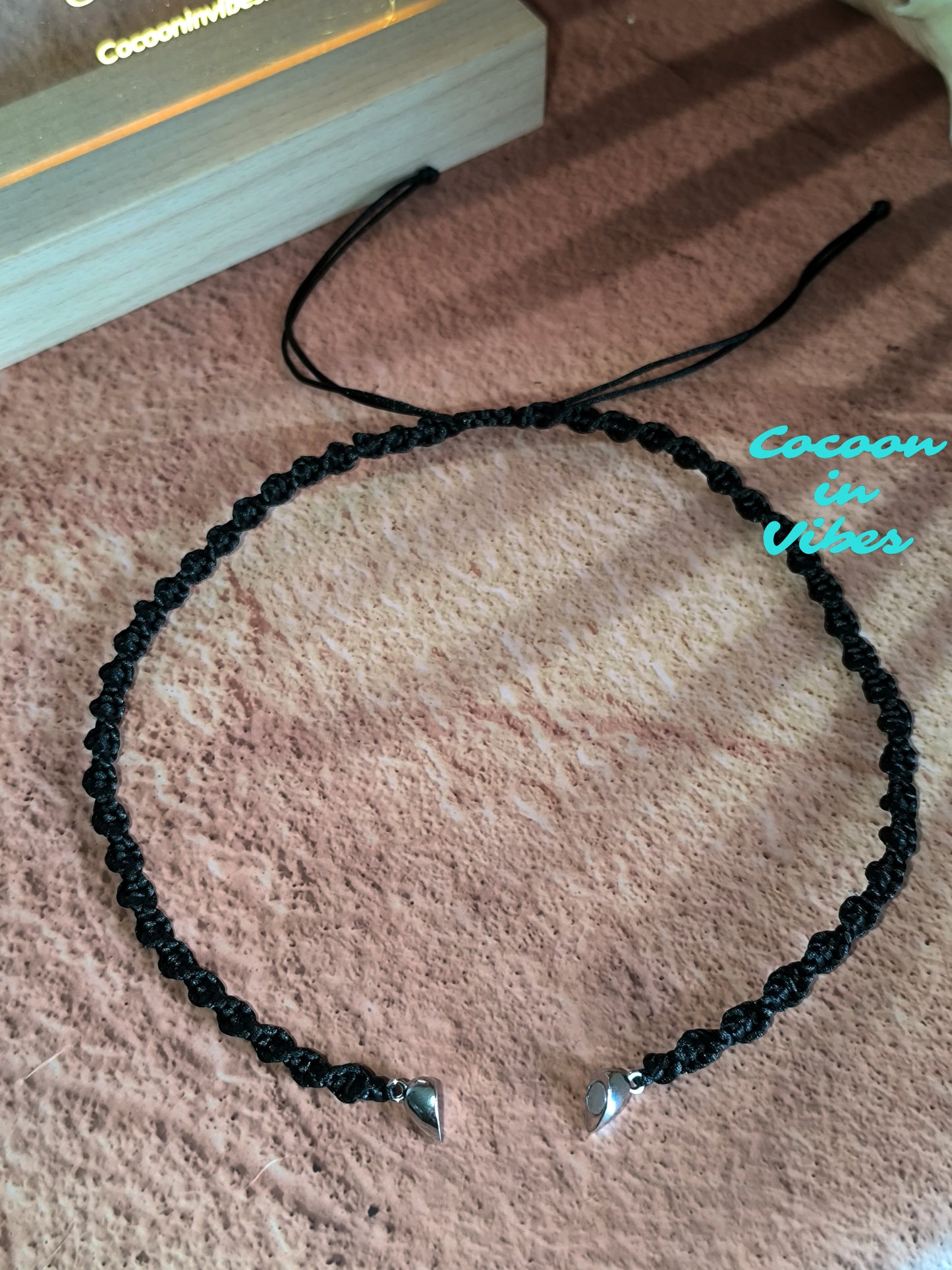 Ras-de-cou artisanal Désir Noir Satiné – Macramé torsadé & fermoir pendentif cœur aimanté