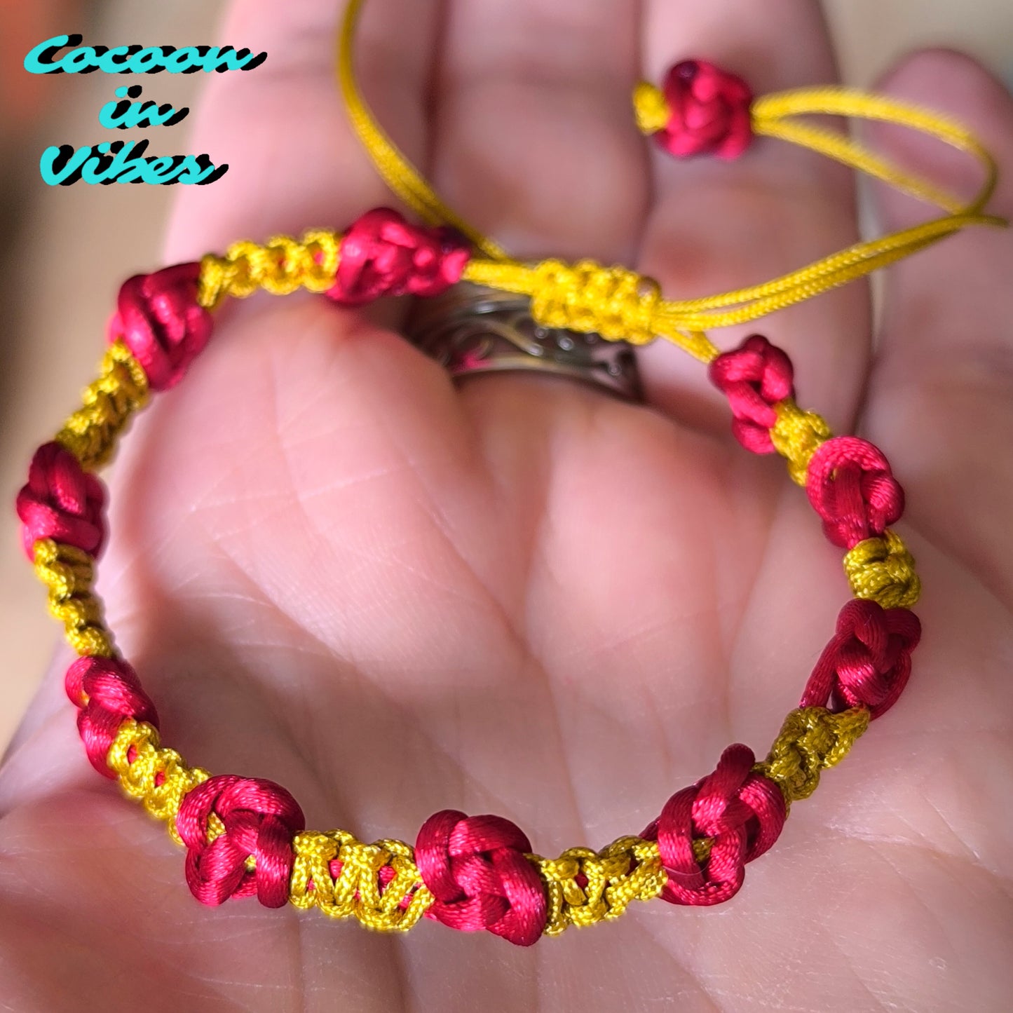 Bracelet artisanal Roses Éternelles en macramé – réalisé à la main