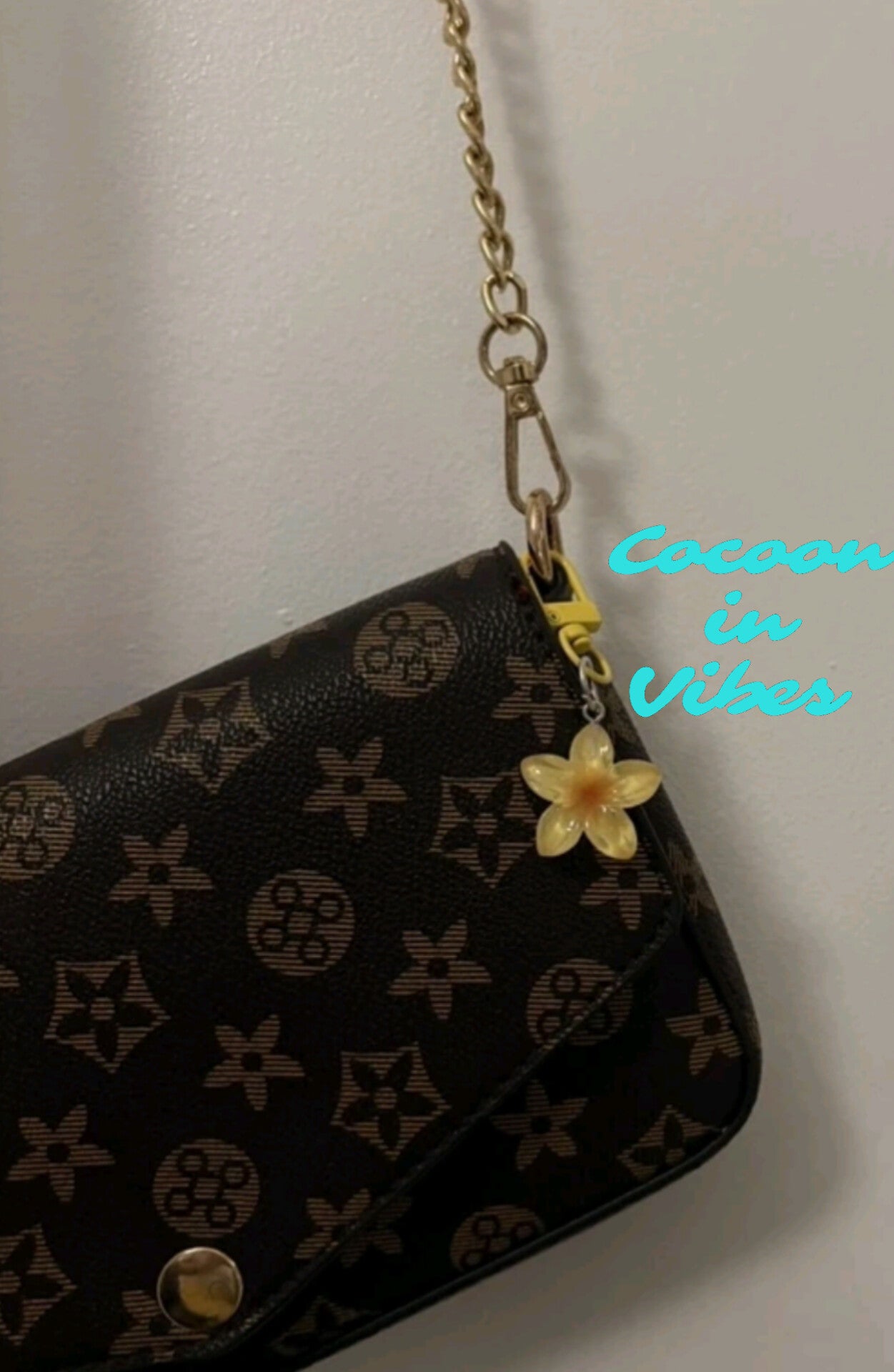 Bijou de Sac / Porte-Clés Fleur de Monoï – L’essence des iles toujours avec vous