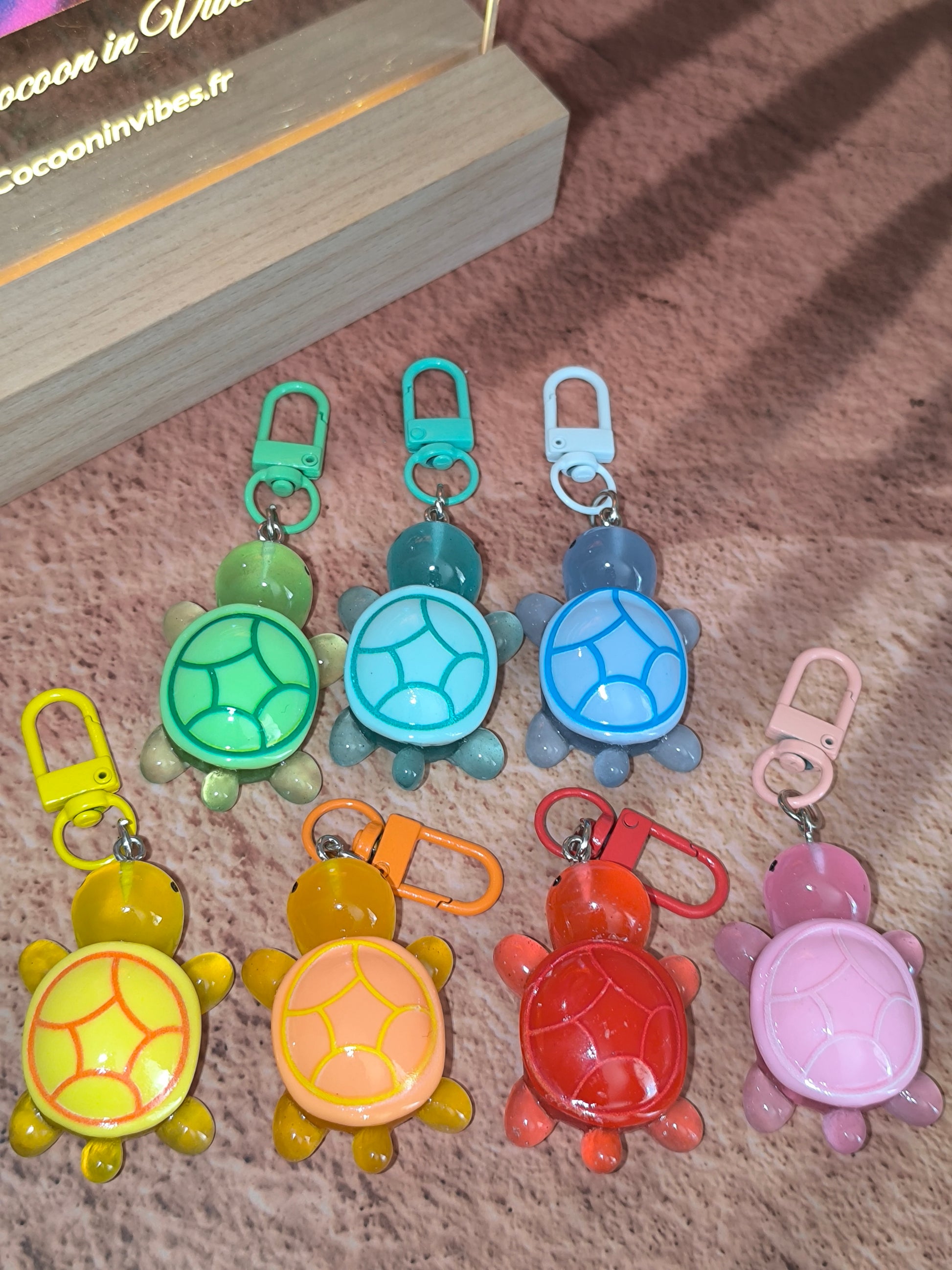 Bijoux de sac / Porte-clés Tortue de Terre Colorée Phosphorescente – Un petit compagnon lumineux à emporter partout