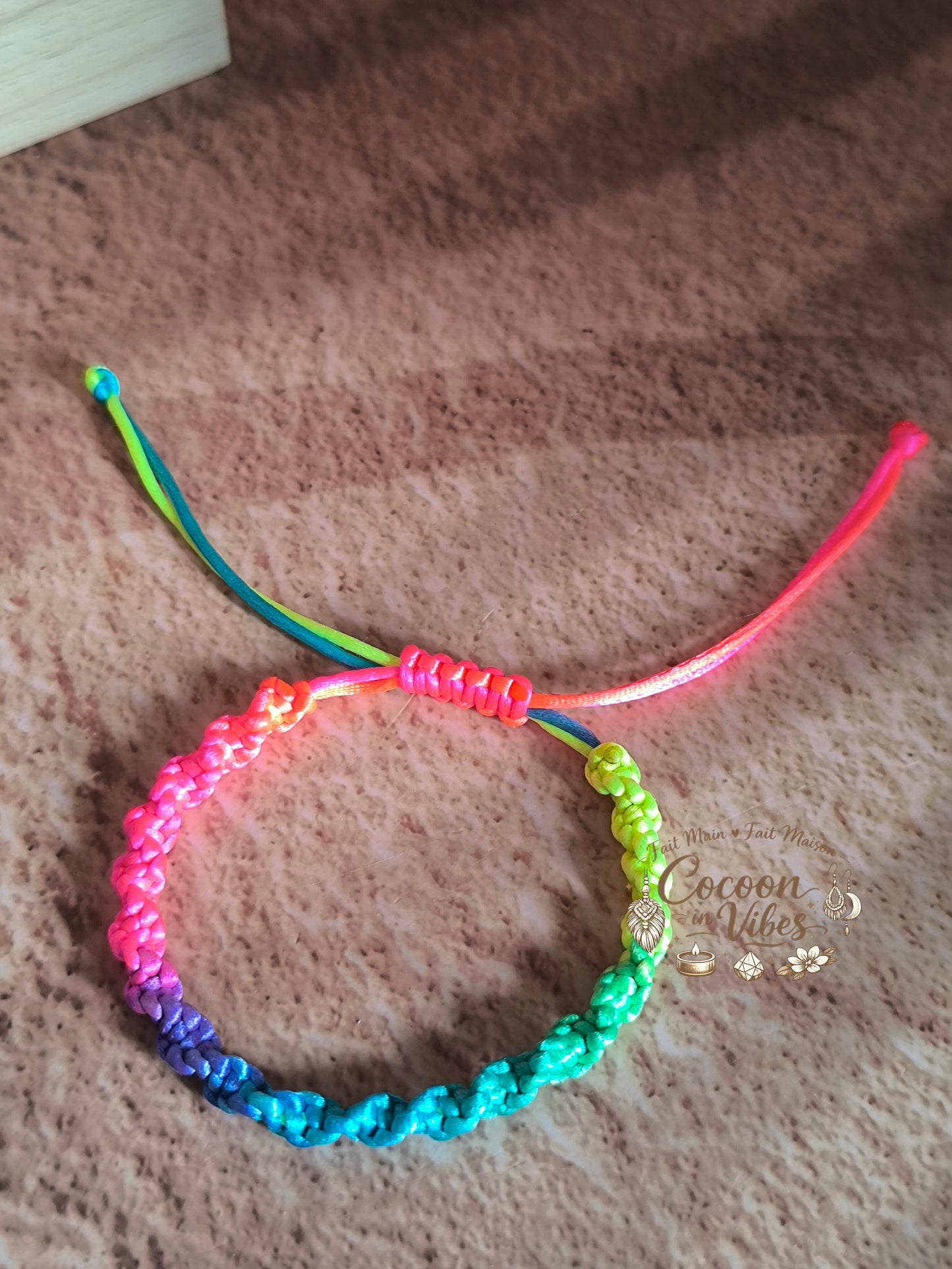 Bracelet Arc-en-Ciel Torsadé – Création Artisanale en Macramé