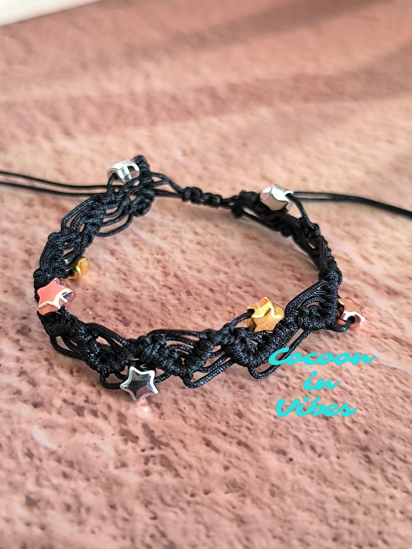 Bracelet Artisanal “Dentelle Fine Étoilée” en Macramé – Trois Or