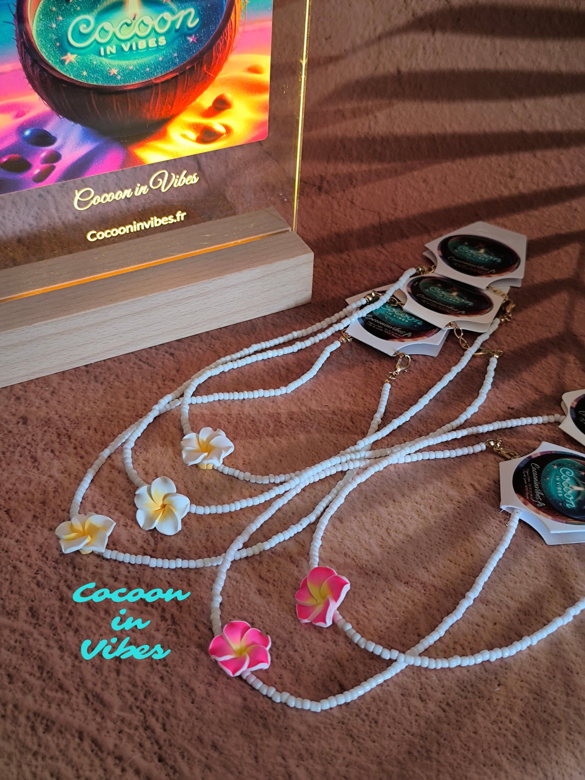 Collier en perles de rocaille blanches & fleur de Monoï – L’élégance tropicale