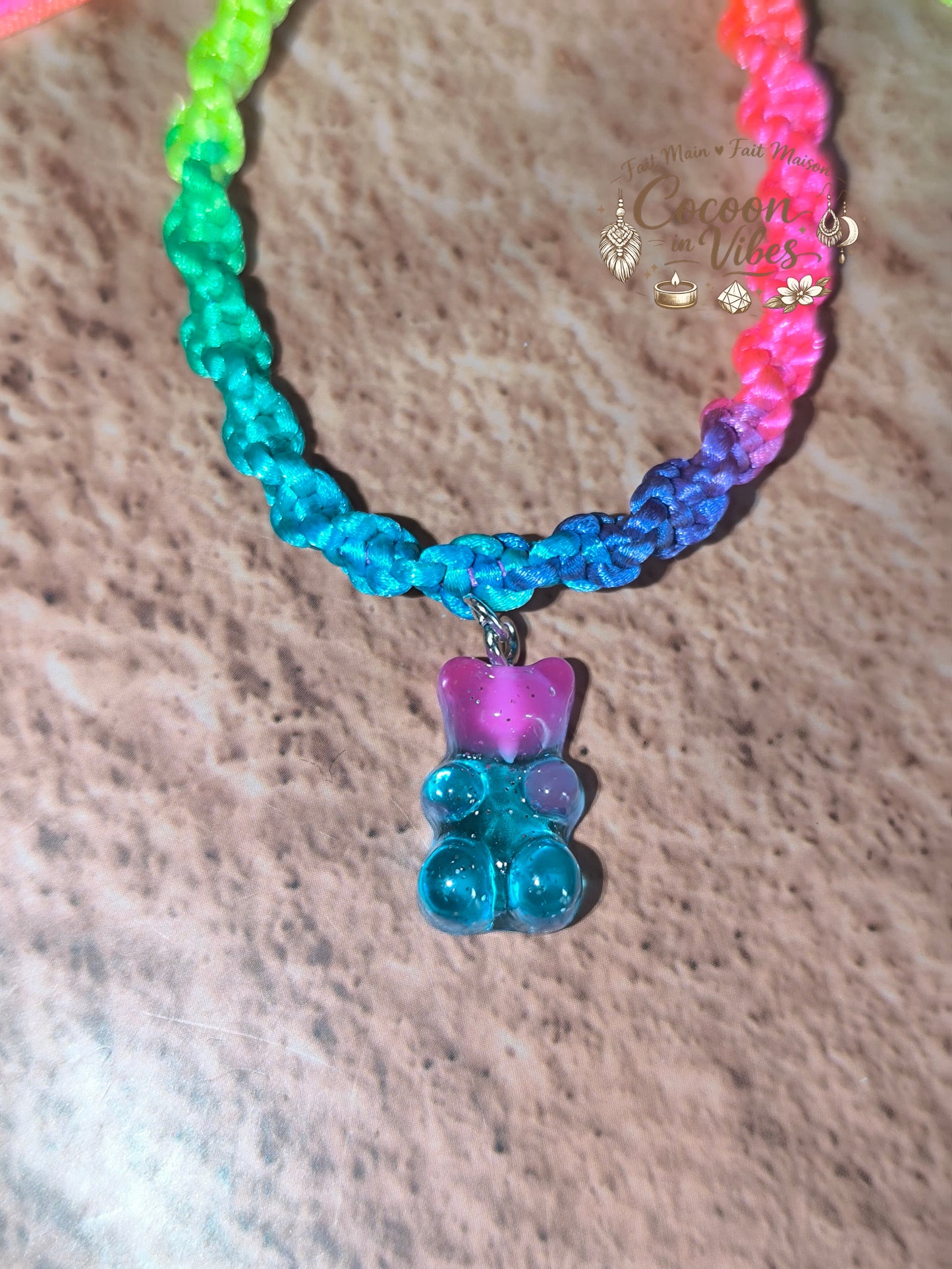 Bracelet Arc-en-Ciel Torsadé & Nounours Pailleté – Création Artisanale en Macramé