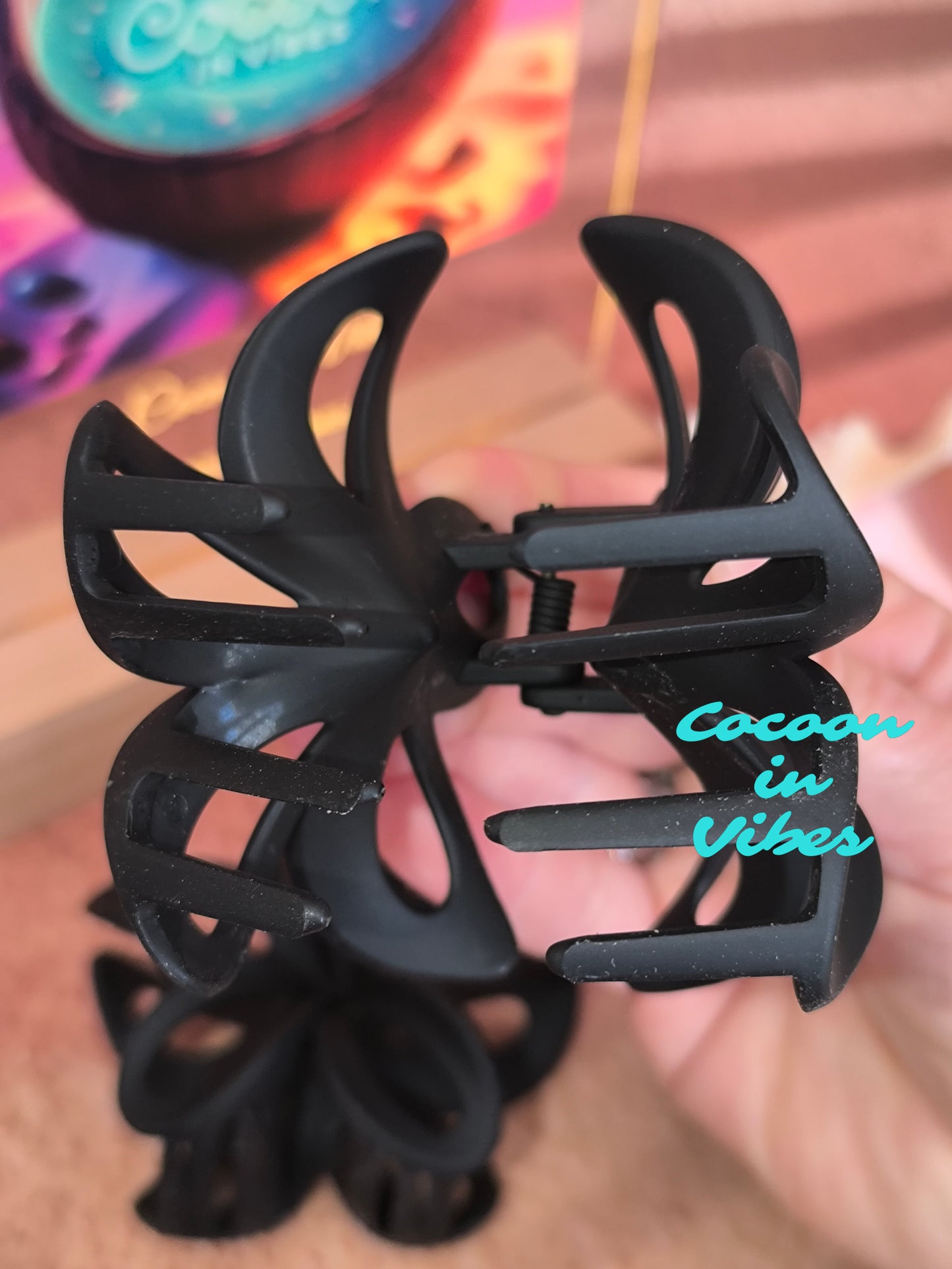 Grande pince à cheveux Monoï Ajouré – Coloris Ébène (8 cm x 7 cm)