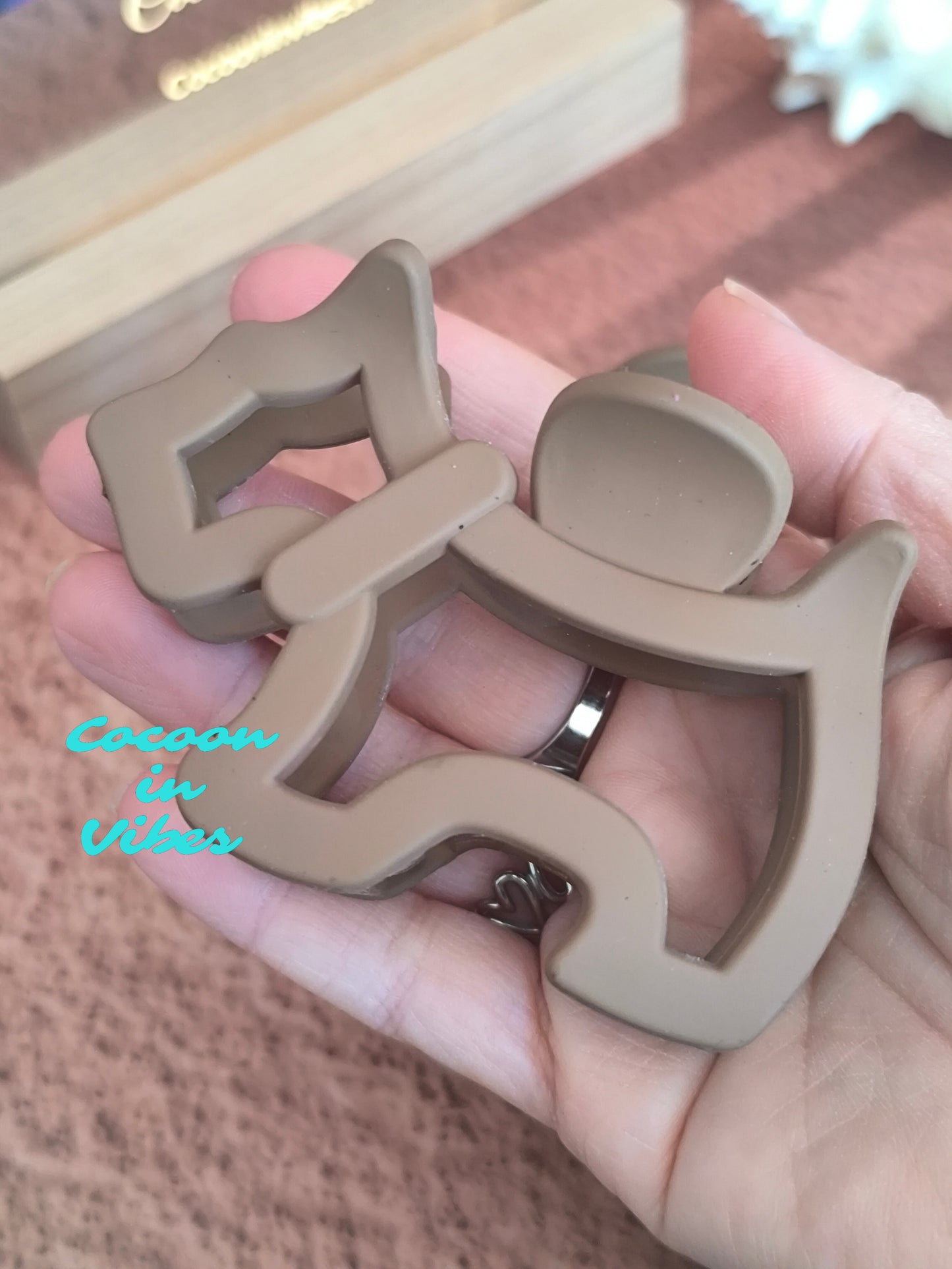 Grande pince cheveux Canaille – Motif chien ajouré – Caramel (8,5 cm x 6 cm)