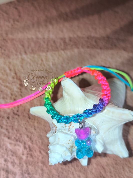 Bracelet Arc-en-Ciel Torsadé & Nounours Pailleté – Création Artisanale en Macramé