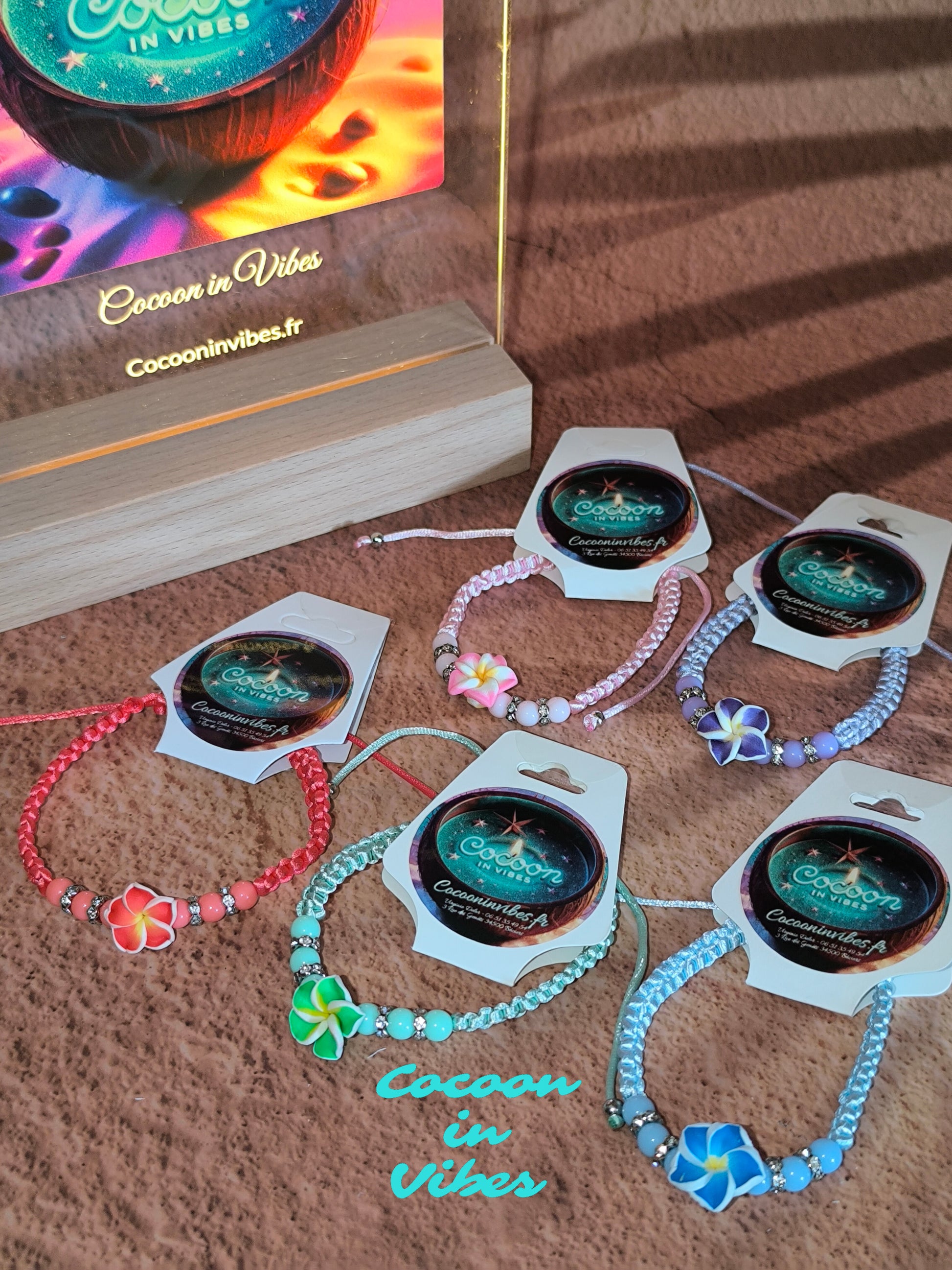 Bracelets en cordon satiné & fleur de Monoï – Les couleurs du paradis à ton poignet