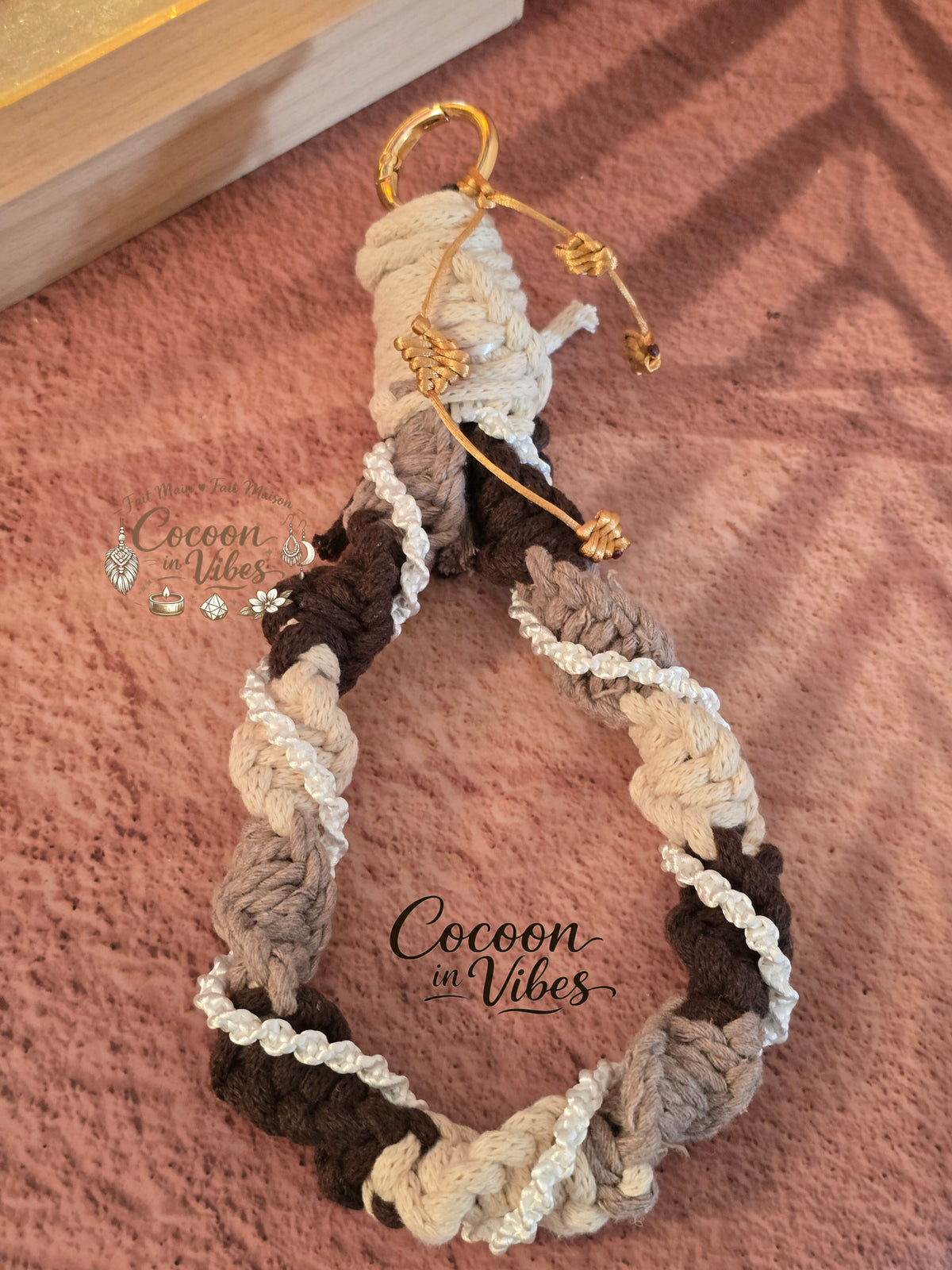 Bracelet de téléphone en macramé "Latte Macchiato" – Création artisanale Cocoon in Vibes