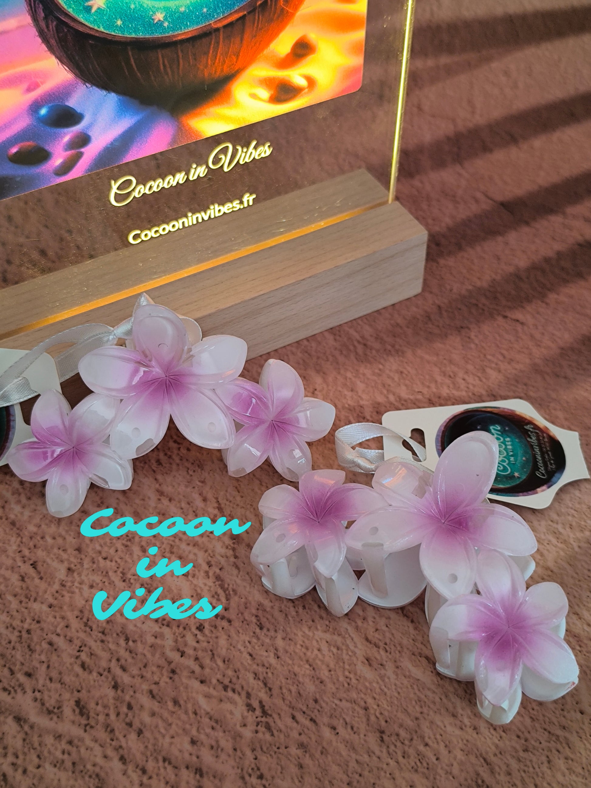 Grande Pince à Cheveux – 3 Fleurs de Monoï Parme au Cœur Violet
