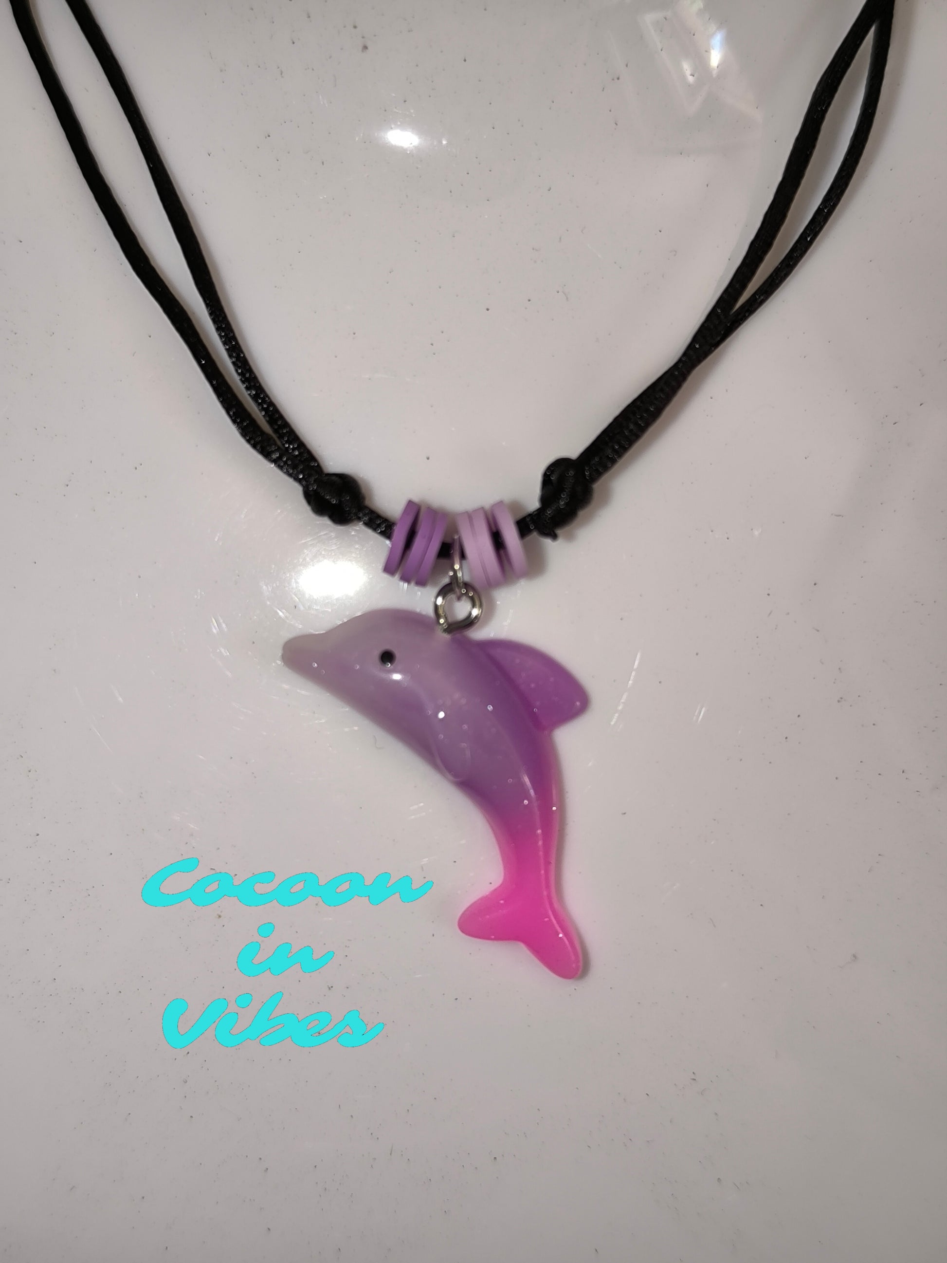 Collier Dauphin Dégradé aux couleurs acidulées – Création Artisanale Exclusive Cocoon in Vibes