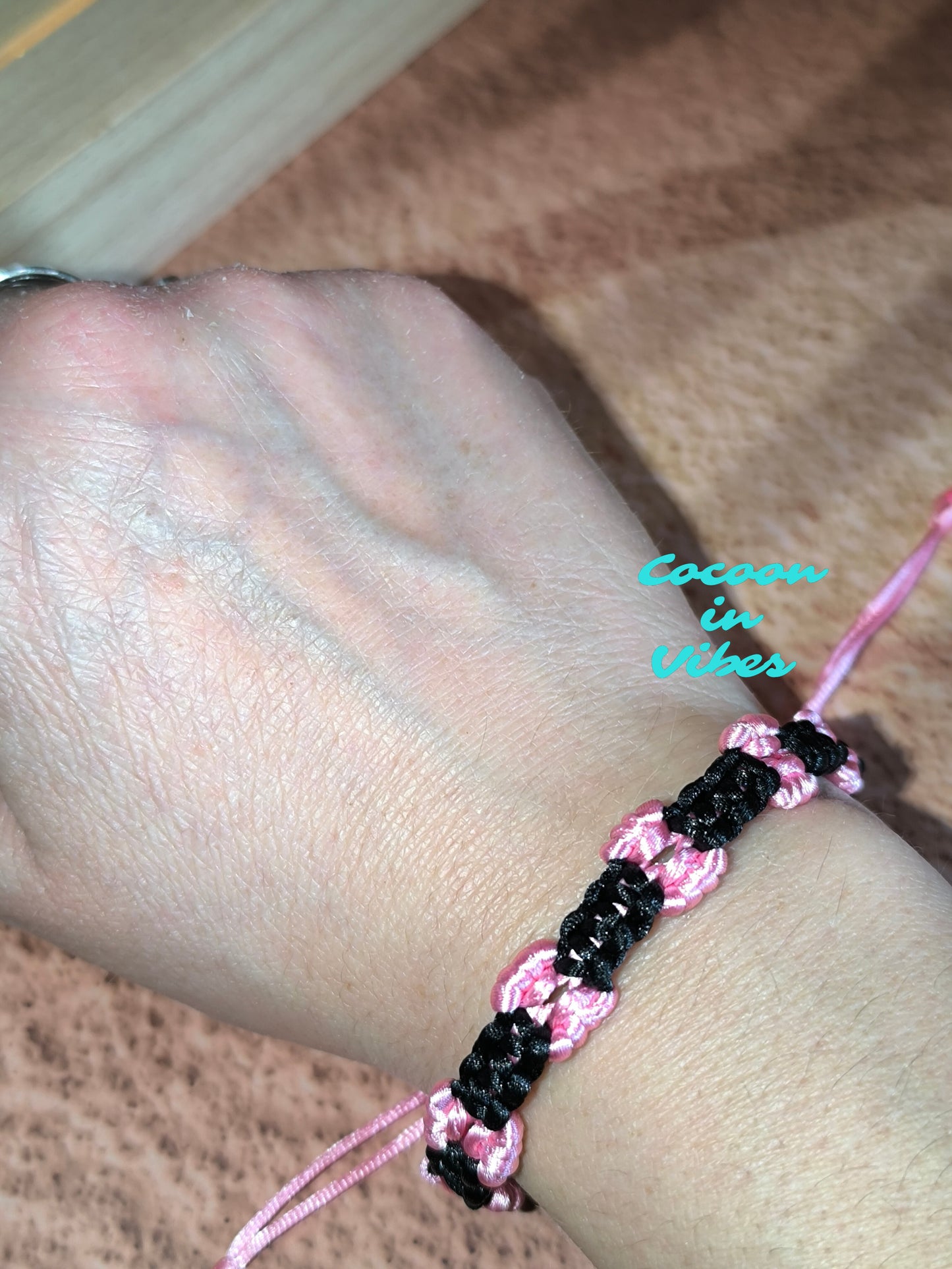 Bracelet artisanal en macramé “Nœud Couture” – Création faite main
