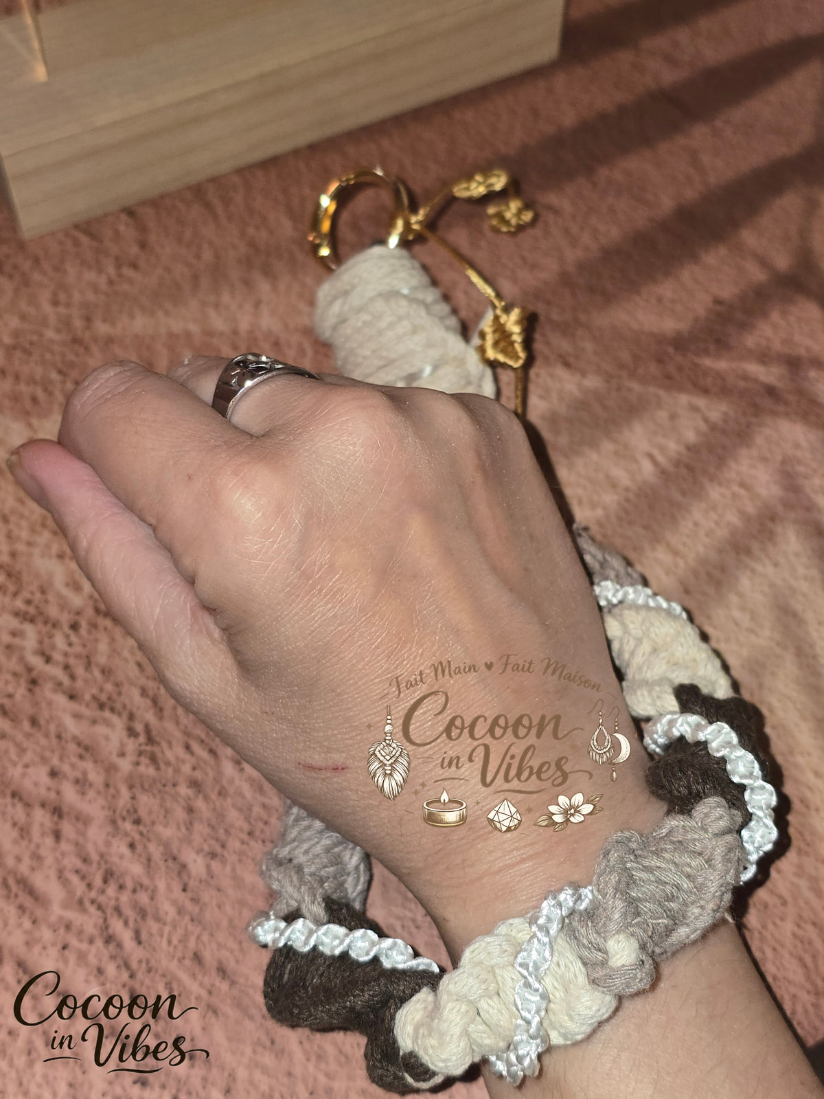 Bracelet de téléphone en macramé "Latte Macchiato" – Création artisanale Cocoon in Vibes