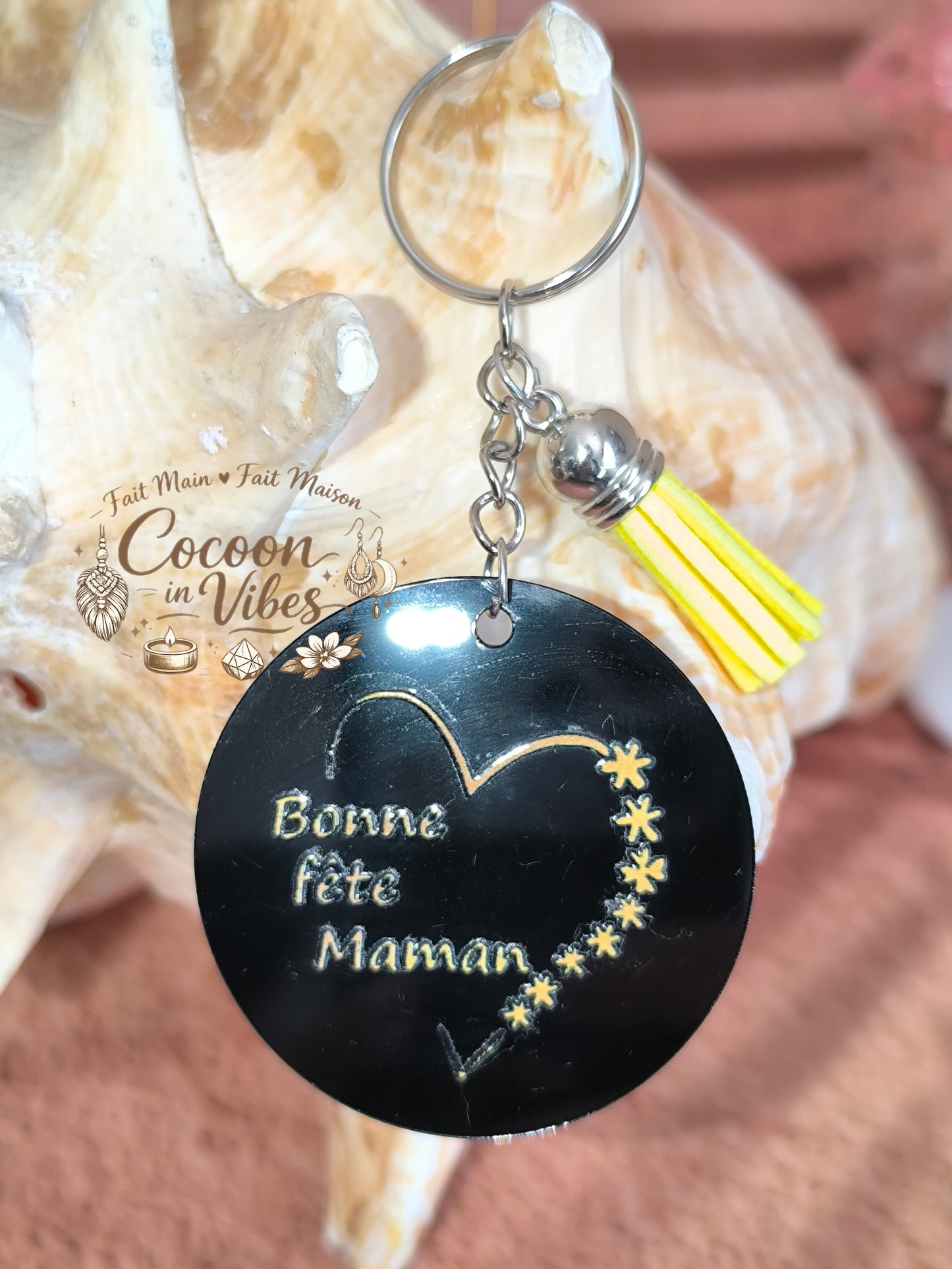 Porte-clé noir brillant “Fête des Mères – Mots Précieux – Bonne fête maman” – Cœur doré – Franges suédine jaune – Modèle unique
