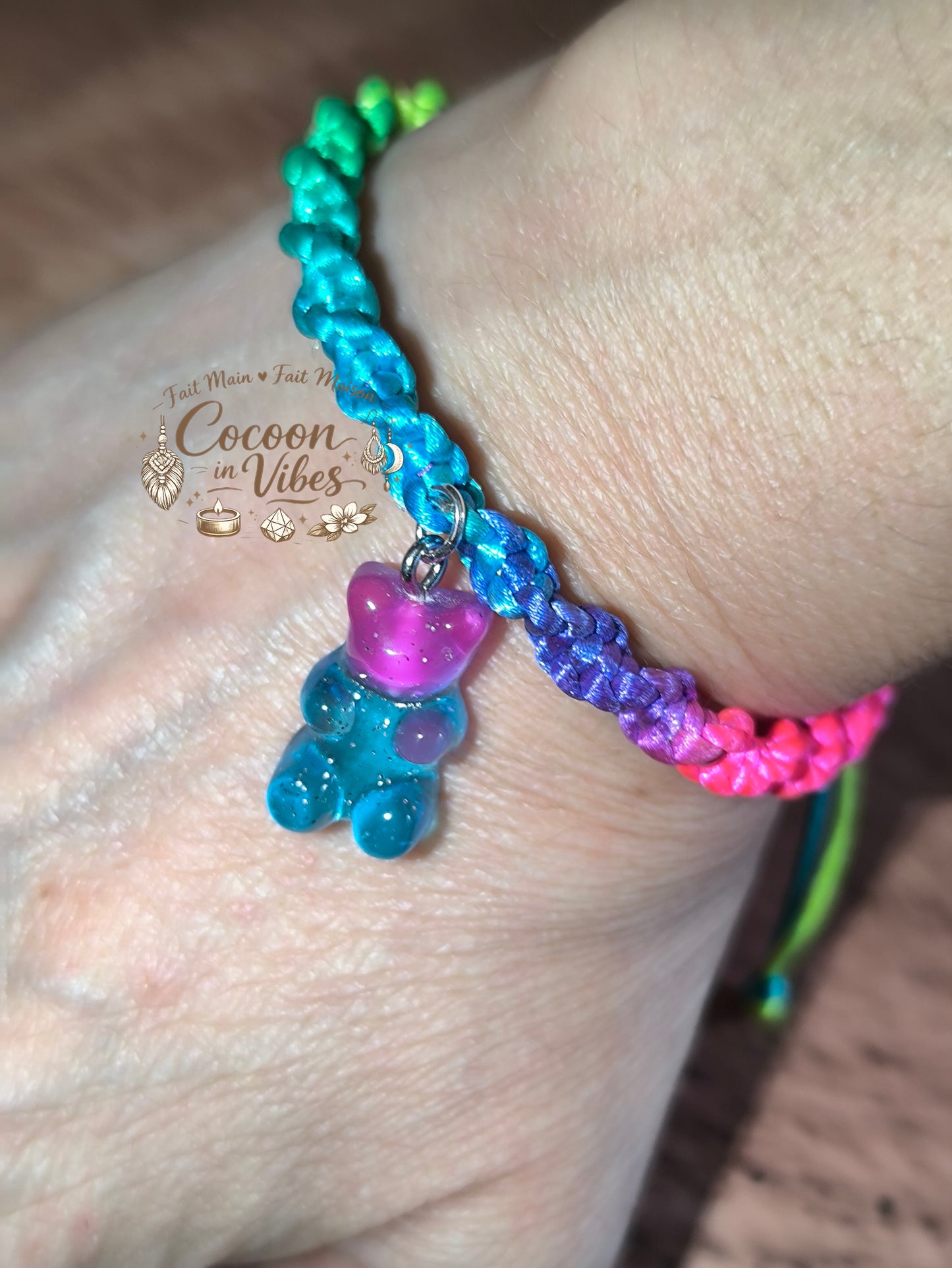 Bracelet Arc-en-Ciel Torsadé & Nounours Pailleté – Création Artisanale en Macramé