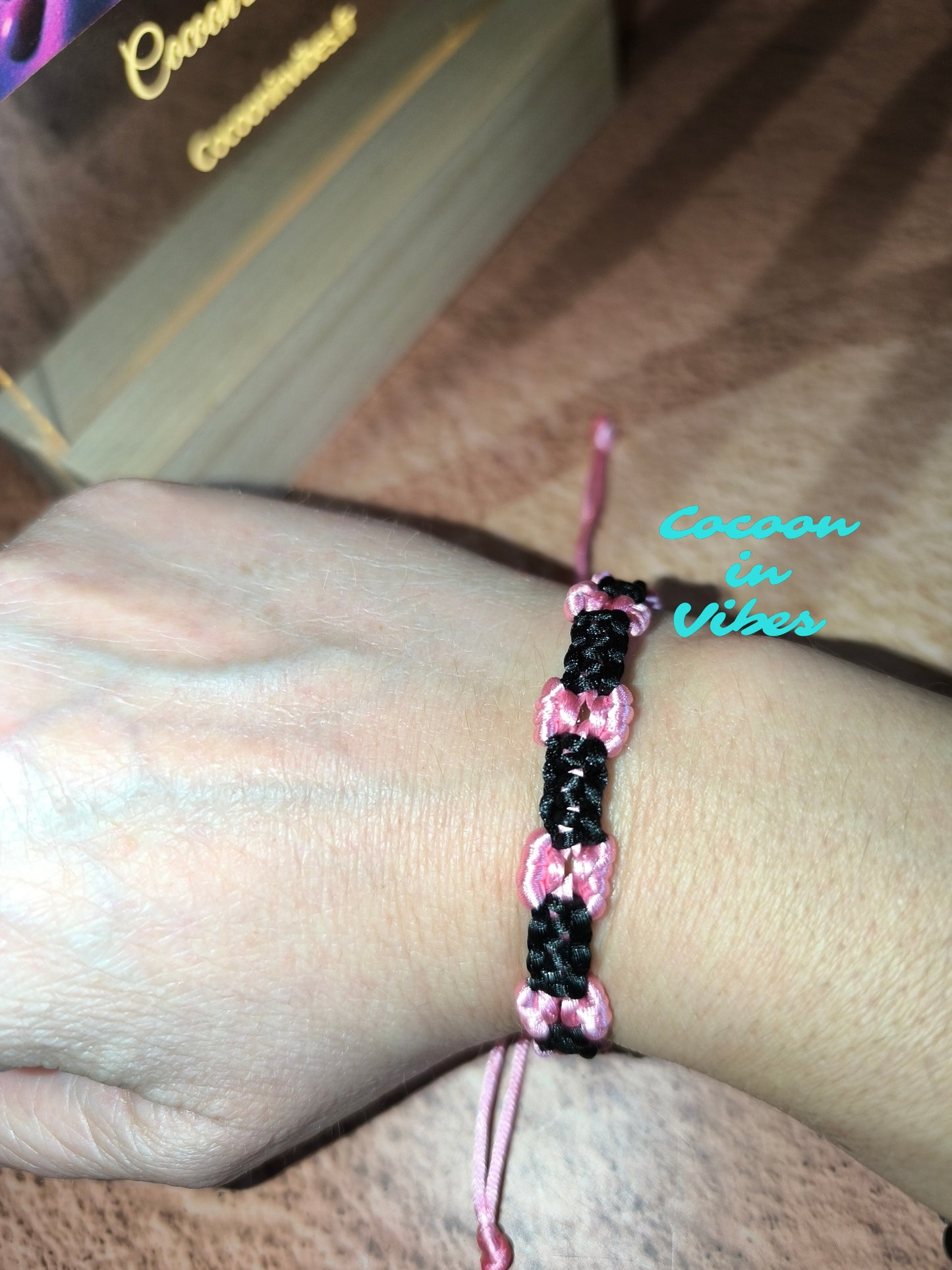 Bracelet artisanal en macramé “Nœud Couture” – Création faite main
